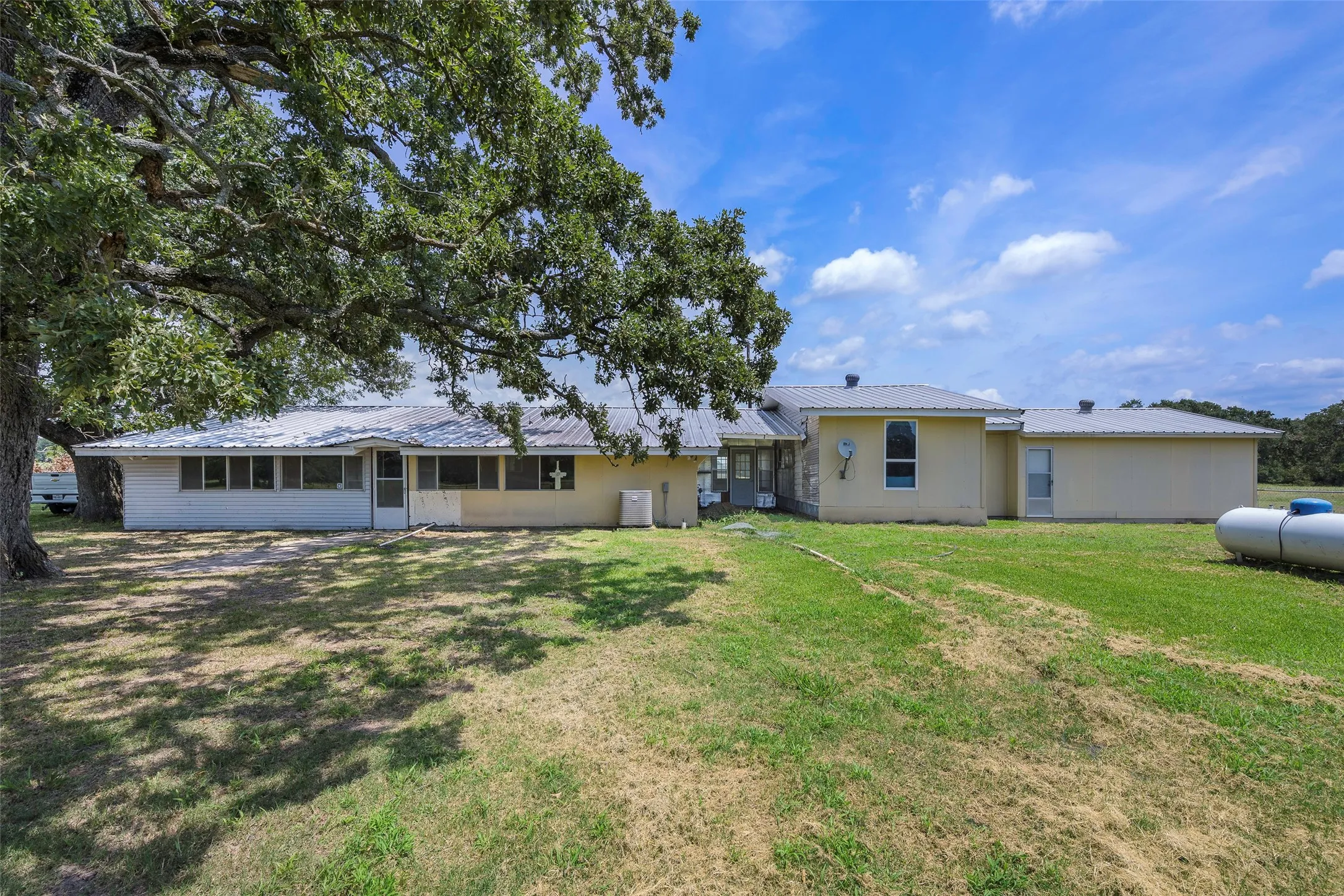 Farm For Sale in Kaufman County , 9830 County Road 4028, Kemp, Texas 75143, 3 Bedroom, 3 Bathroom, 2 Garage spaces, 1,918 Sqft, built in 1900, Preowned, mls#21170816, Real Estate Agent in Kemp, Homes For Sale in Kaufman county, Homes For Sale in Kemp, Realtor in Kemp Texas, Real Estate Brokerage Independent Realty Texas, Luminita Cordes Realtor