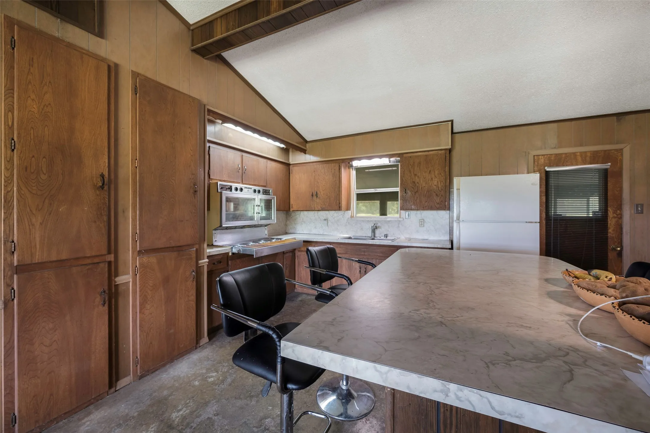 Farm For Sale in Kaufman County , 9830 County Road 4028, Kemp, Texas 75143, 3 Bedroom, 3 Bathroom, 2 Garage spaces, 1,918 Sqft, built in 1900, Preowned, mls#21170816, Real Estate Agent in Kemp, Homes For Sale in Kaufman county, Homes For Sale in Kemp, Realtor in Kemp Texas, Real Estate Brokerage Independent Realty Texas, Luminita Cordes Realtor