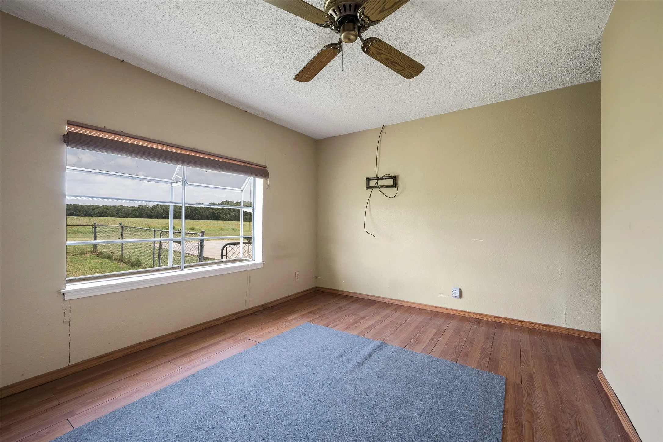 Farm For Sale in Kaufman County , 9830 County Road 4028, Kemp, Texas 75143, 3 Bedroom, 3 Bathroom, 2 Garage spaces, 1,918 Sqft, built in 1900, Preowned, mls#21170816, Real Estate Agent in Kemp, Homes For Sale in Kaufman county, Homes For Sale in Kemp, Realtor in Kemp Texas, Real Estate Brokerage Independent Realty Texas, Luminita Cordes Realtor