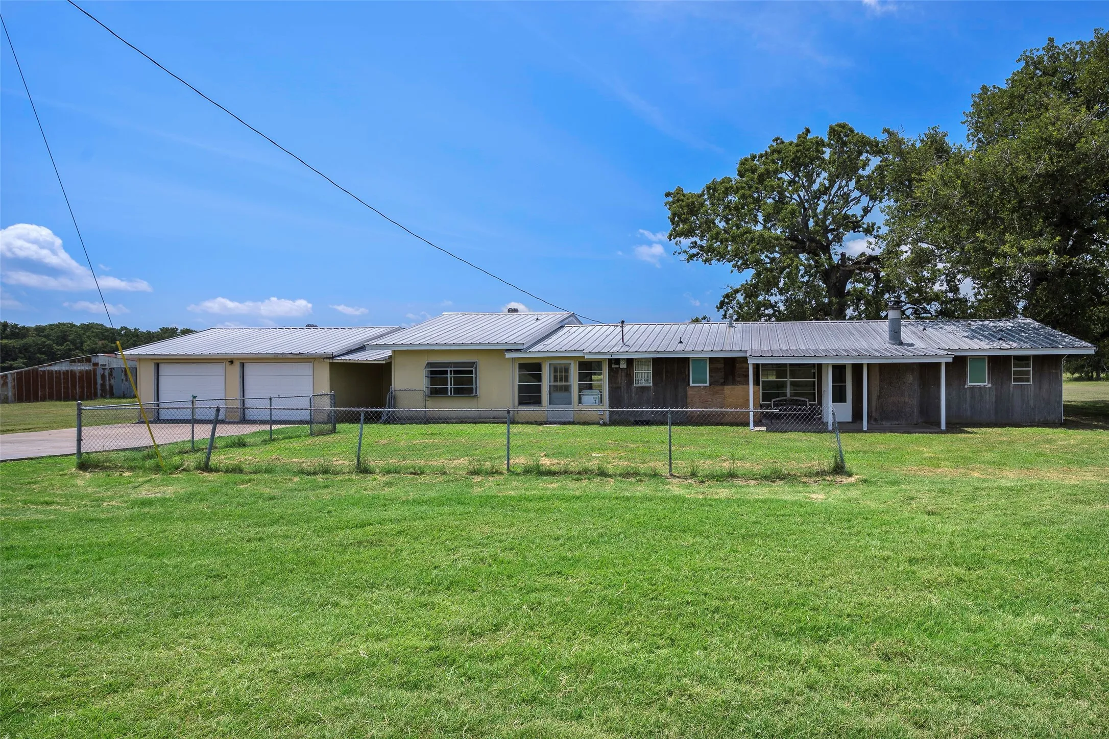 Farm For Sale in Kaufman County , 9830 County Road 4028, Kemp, Texas 75143, 3 Bedroom, 3 Bathroom, 2 Garage spaces, 1,918 Sqft, built in 1900, Preowned, mls#21170816, Real Estate Agent in Kemp, Homes For Sale in Kaufman county, Homes For Sale in Kemp, Realtor in Kemp Texas, Real Estate Brokerage Independent Realty Texas, Luminita Cordes Realtor