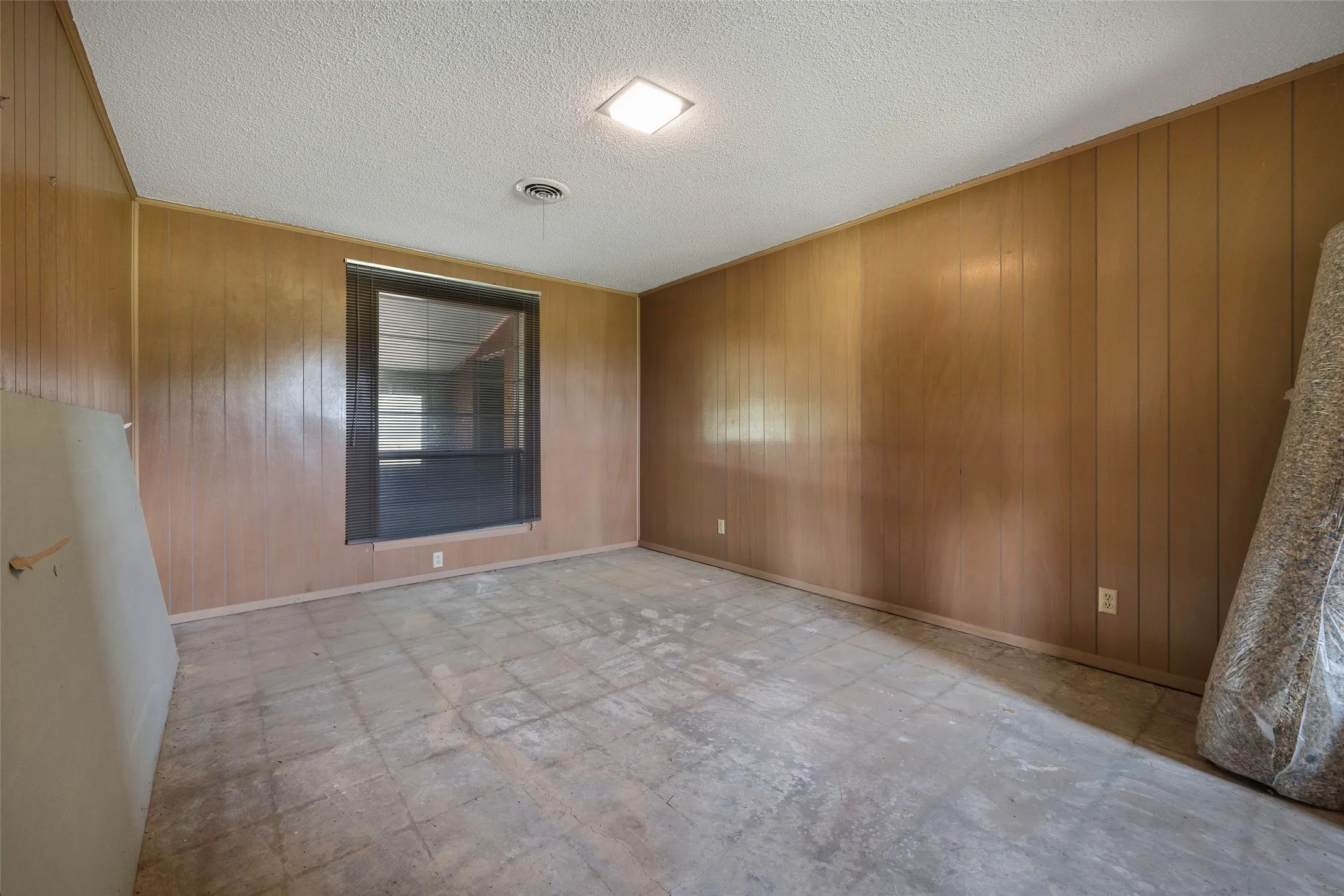 Farm For Sale in Kaufman County , 9830 County Road 4028, Kemp, Texas 75143, 3 Bedroom, 3 Bathroom, 2 Garage spaces, 1,918 Sqft, built in 1900, Preowned, mls#21170816, Real Estate Agent in Kemp, Homes For Sale in Kaufman county, Homes For Sale in Kemp, Realtor in Kemp Texas, Real Estate Brokerage Independent Realty Texas, Luminita Cordes Realtor