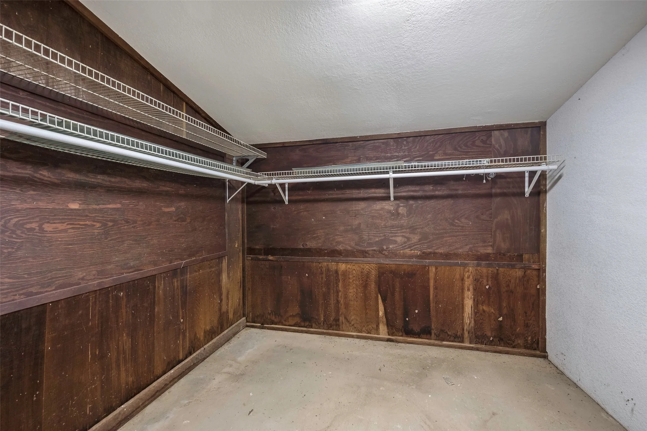 Farm For Sale in Kaufman County , 9830 County Road 4028, Kemp, Texas 75143, 3 Bedroom, 3 Bathroom, 2 Garage spaces, 1,918 Sqft, built in 1900, Preowned, mls#21170816, Real Estate Agent in Kemp, Homes For Sale in Kaufman county, Homes For Sale in Kemp, Realtor in Kemp Texas, Real Estate Brokerage Independent Realty Texas, Luminita Cordes Realtor