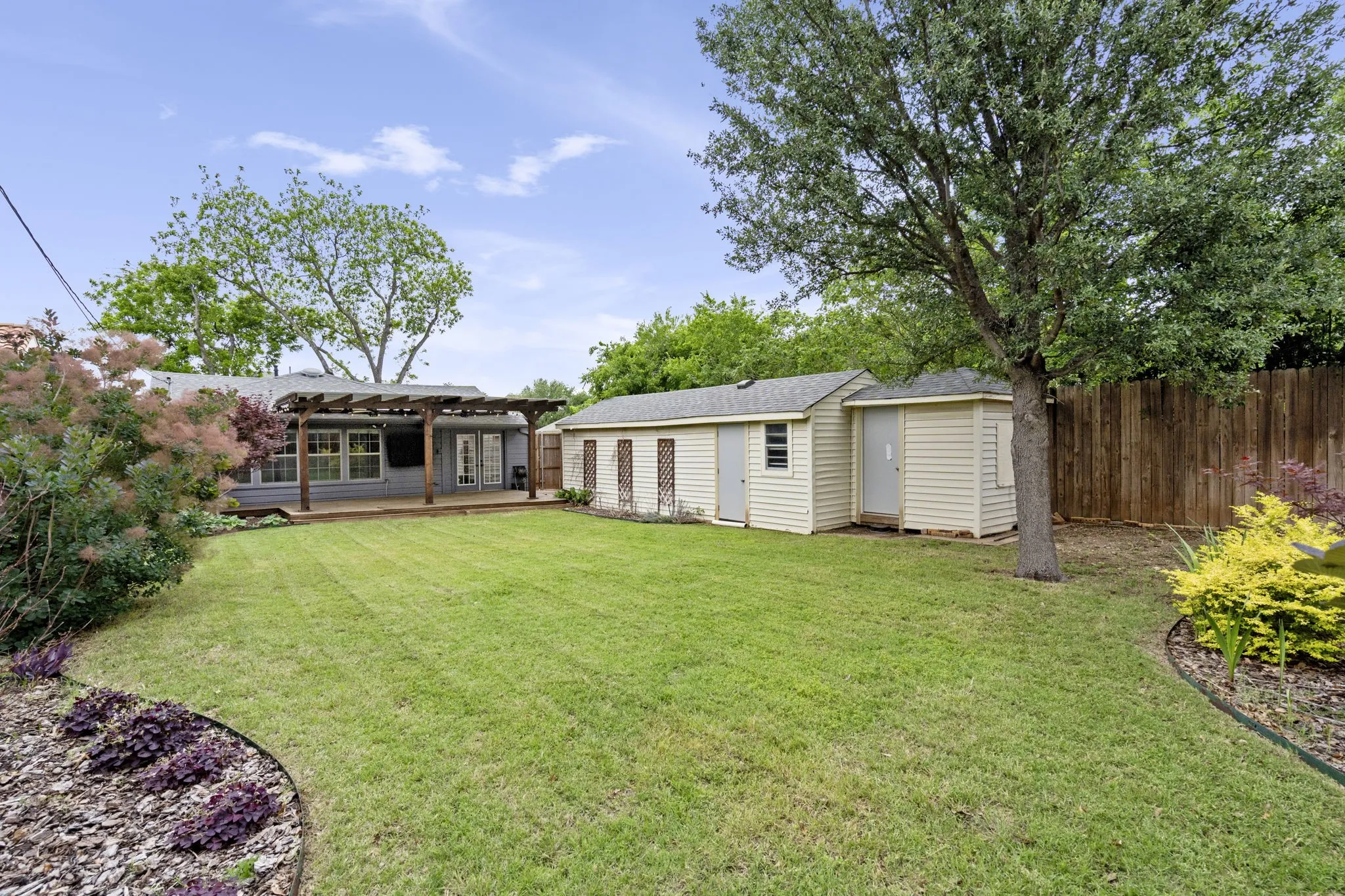 Single Family Residence For Rent in Dallas County , 8406 Lakemont Drive, Dallas, Texas 75209, 3 Bedrooms, 2 Bathrooms, Garage spaces, 1,516 Sqft, built in 1946, Price $4,250, mls#21171434, Real Estate Agent in Dallas, Homes For Rent in Dallas county, Homes For Rent in Dallas, Realtor in Dallas Texas, Real Estate Brokerage Independent Realty Texas, Luminita Cordes Realtor