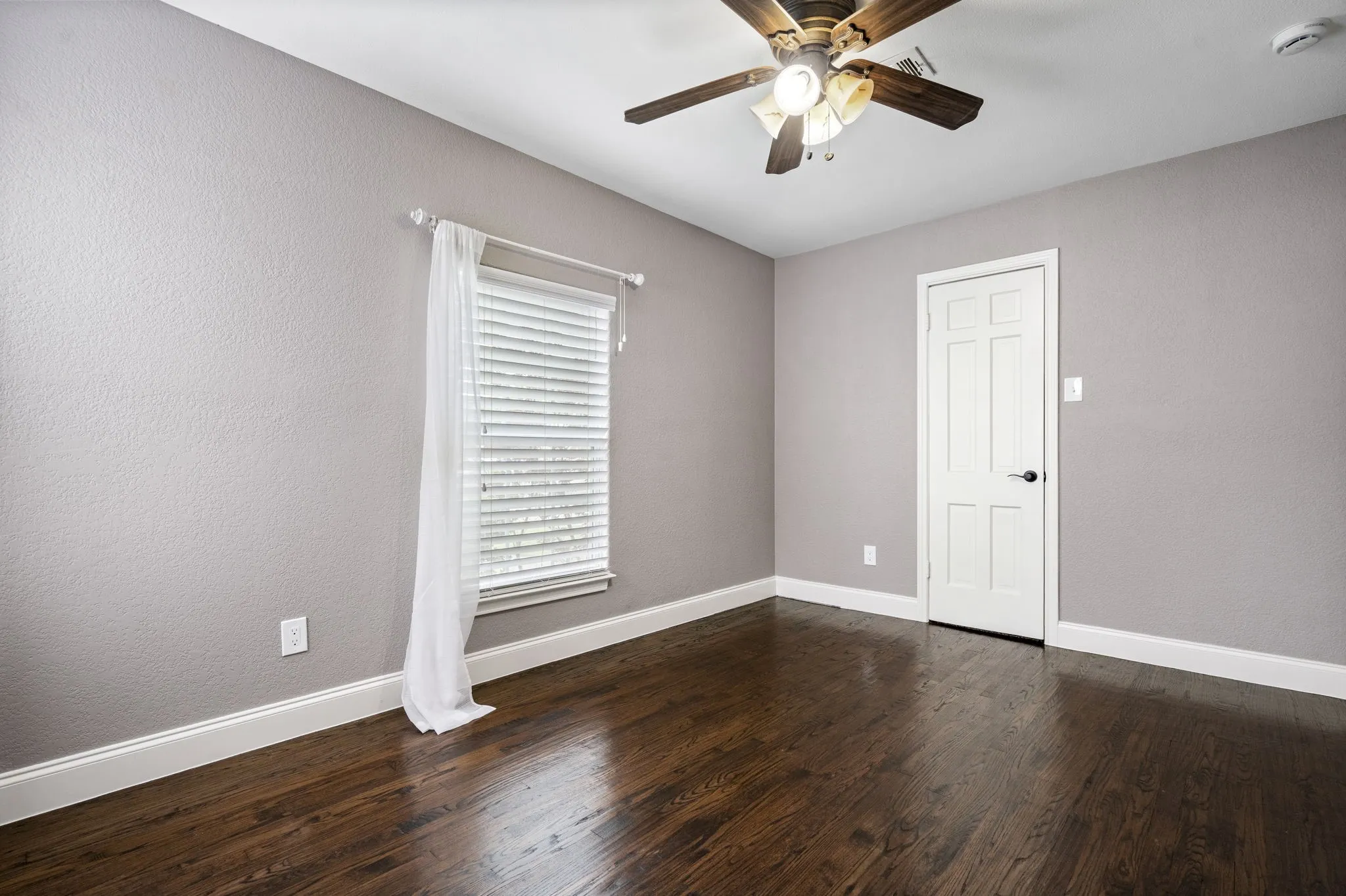 Single Family Residence For Rent in Dallas County , 8406 Lakemont Drive, Dallas, Texas 75209, 3 Bedrooms, 2 Bathrooms, Garage spaces, 1,516 Sqft, built in 1946, Price $4,250, mls#21171434, Real Estate Agent in Dallas, Homes For Rent in Dallas county, Homes For Rent in Dallas, Realtor in Dallas Texas, Real Estate Brokerage Independent Realty Texas, Luminita Cordes Realtor
