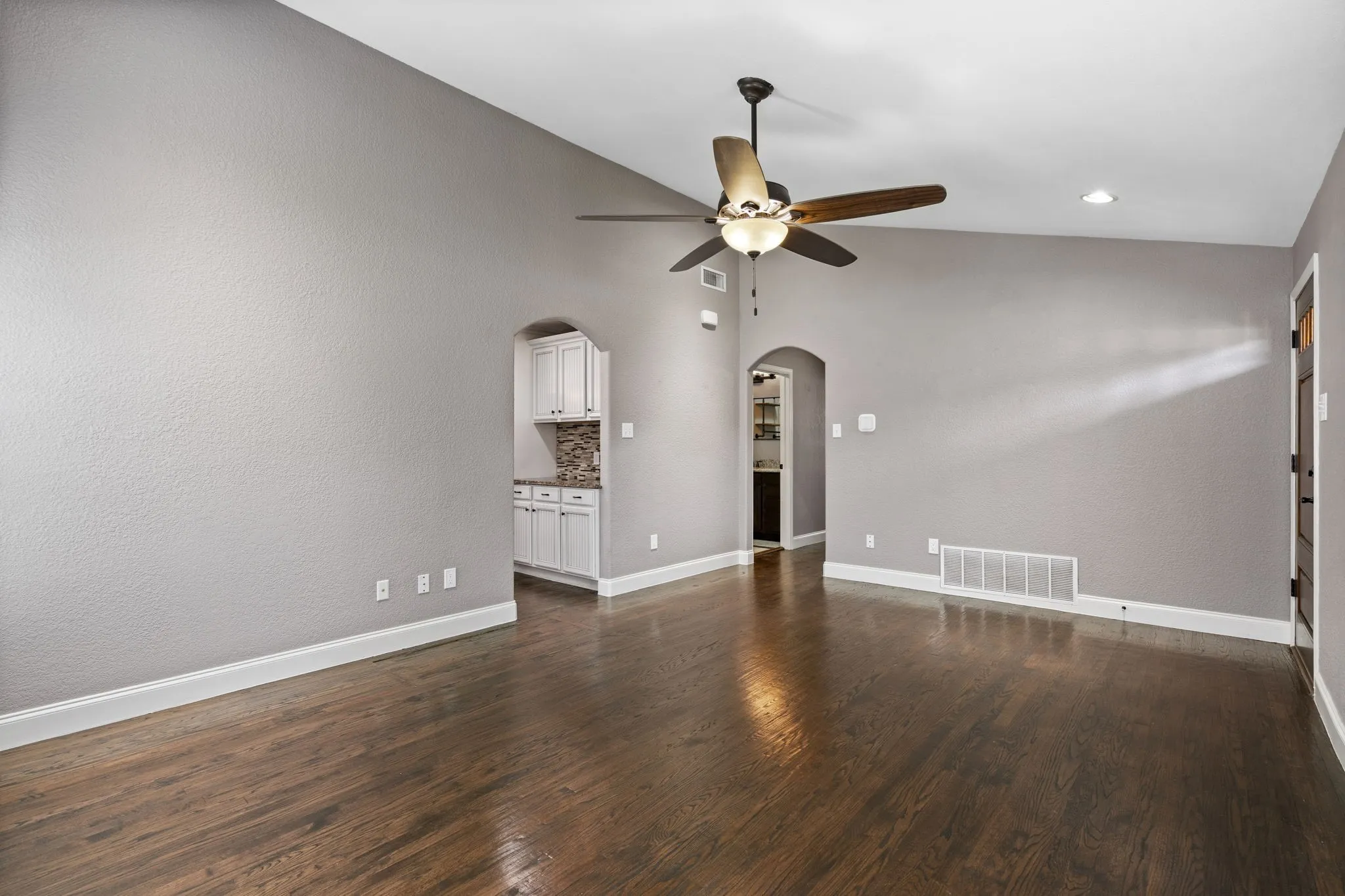 Single Family Residence For Rent in Dallas County , 8406 Lakemont Drive, Dallas, Texas 75209, 3 Bedrooms, 2 Bathrooms, Garage spaces, 1,516 Sqft, built in 1946, Price $4,250, mls#21171434, Real Estate Agent in Dallas, Homes For Rent in Dallas county, Homes For Rent in Dallas, Realtor in Dallas Texas, Real Estate Brokerage Independent Realty Texas, Luminita Cordes Realtor