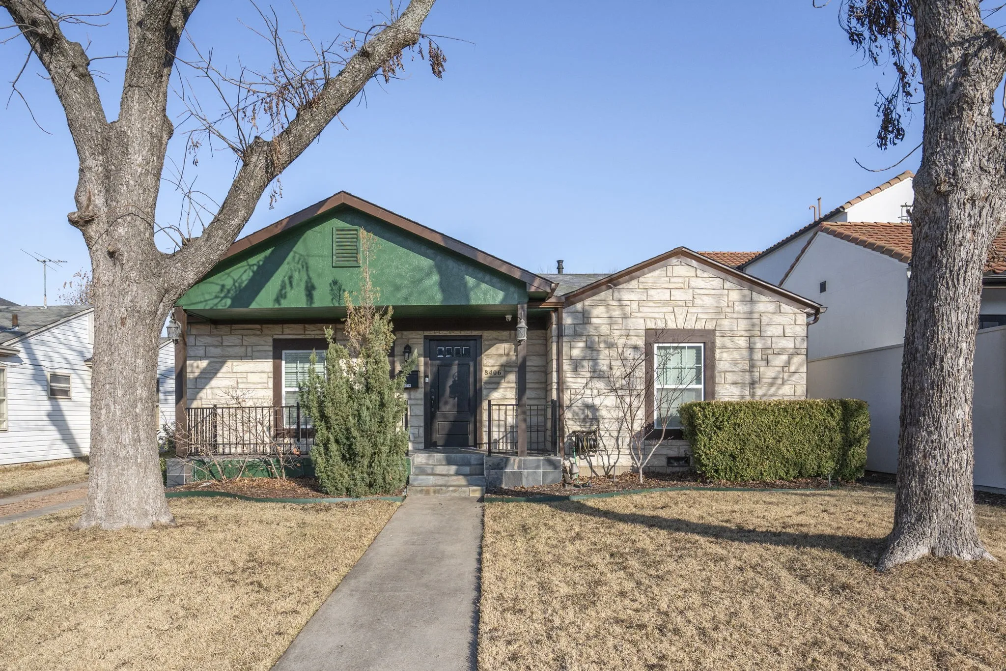Single Family Residence For Rent in Dallas County , 8406 Lakemont Drive, Dallas, Texas 75209, 3 Bedrooms, 2 Bathrooms, Garage spaces, 1,516 Sqft, built in 1946, Price $4,250, mls#21171434, Real Estate Agent in Dallas, Homes For Rent in Dallas county, Homes For Rent in Dallas, Realtor in Dallas Texas, Real Estate Brokerage Independent Realty Texas, Luminita Cordes Realtor