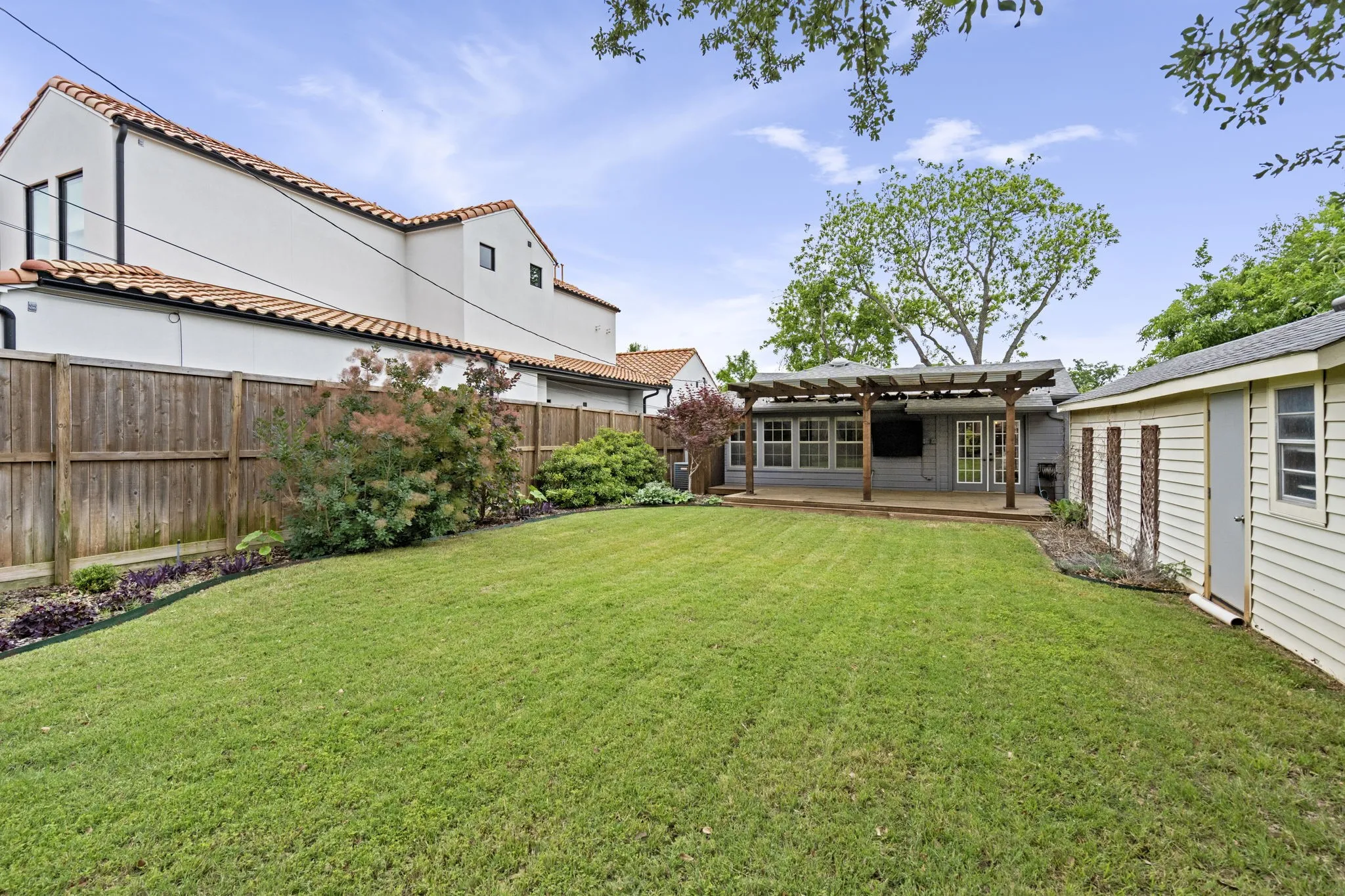 Single Family Residence For Rent in Dallas County , 8406 Lakemont Drive, Dallas, Texas 75209, 3 Bedrooms, 2 Bathrooms, Garage spaces, 1,516 Sqft, built in 1946, Price $4,250, mls#21171434, Real Estate Agent in Dallas, Homes For Rent in Dallas county, Homes For Rent in Dallas, Realtor in Dallas Texas, Real Estate Brokerage Independent Realty Texas, Luminita Cordes Realtor