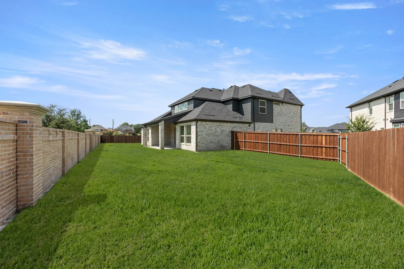 2565 Riverchase-Back-2