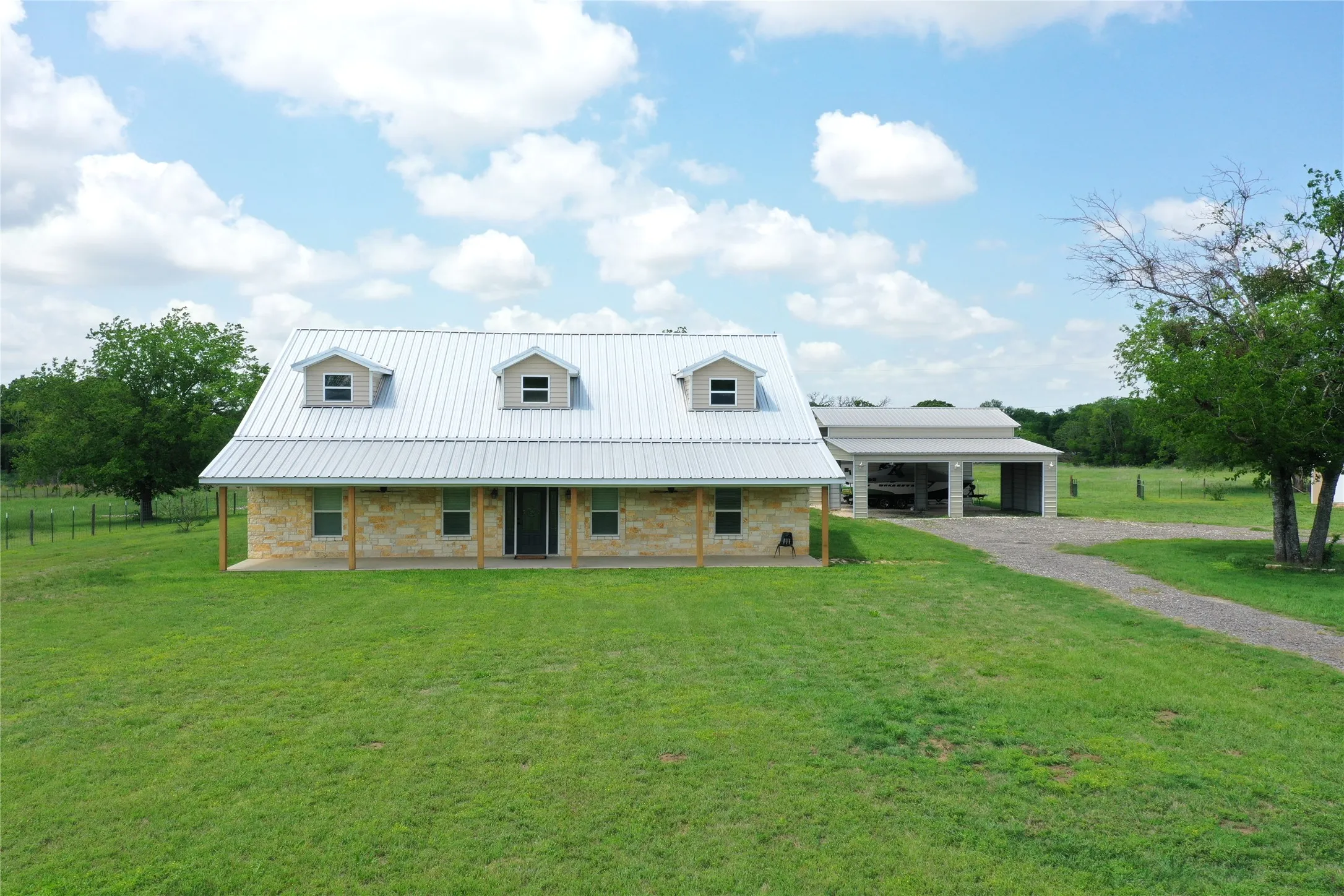 Single Family Residence For Sale in Freestone County , 107 S Highway 14, Wortham, Texas 76693, 5 Bedrooms, 4 Bathrooms, Garage spaces, 3,168 Sqft, built in 2008, Price $730,000, mls#21166372, Real Estate Agent in Wortham, Homes For Sale in Freestone county, Homes For Sale in Wortham, Realtor in Wortham Texas, Real Estate Brokerage Independent Realty Texas, Luminita Cordes Realtor