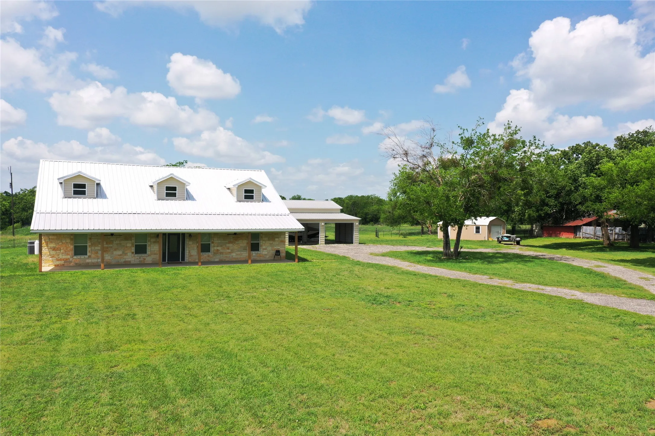 Single Family Residence For Sale in Freestone County , 107 S Highway 14, Wortham, Texas 76693, 5 Bedrooms, 4 Bathrooms, Garage spaces, 3,168 Sqft, built in 2008, Price $730,000, mls#21166372, Real Estate Agent in Wortham, Homes For Sale in Freestone county, Homes For Sale in Wortham, Realtor in Wortham Texas, Real Estate Brokerage Independent Realty Texas, Luminita Cordes Realtor