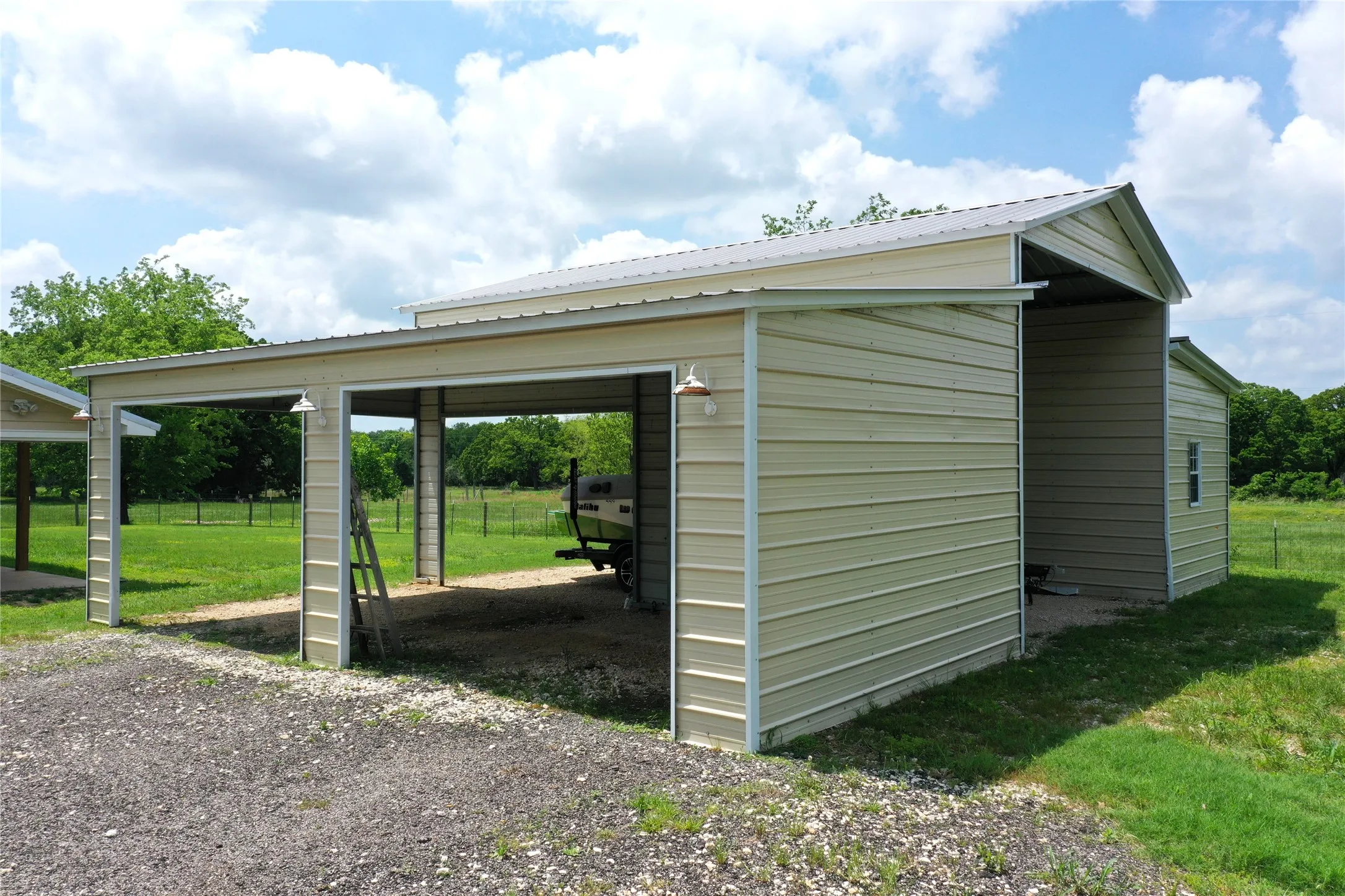 Single Family Residence For Sale in Freestone County , 107 S Highway 14, Wortham, Texas 76693, 5 Bedrooms, 4 Bathrooms, Garage spaces, 3,168 Sqft, built in 2008, Price $730,000, mls#21166372, Real Estate Agent in Wortham, Homes For Sale in Freestone county, Homes For Sale in Wortham, Realtor in Wortham Texas, Real Estate Brokerage Independent Realty Texas, Luminita Cordes Realtor