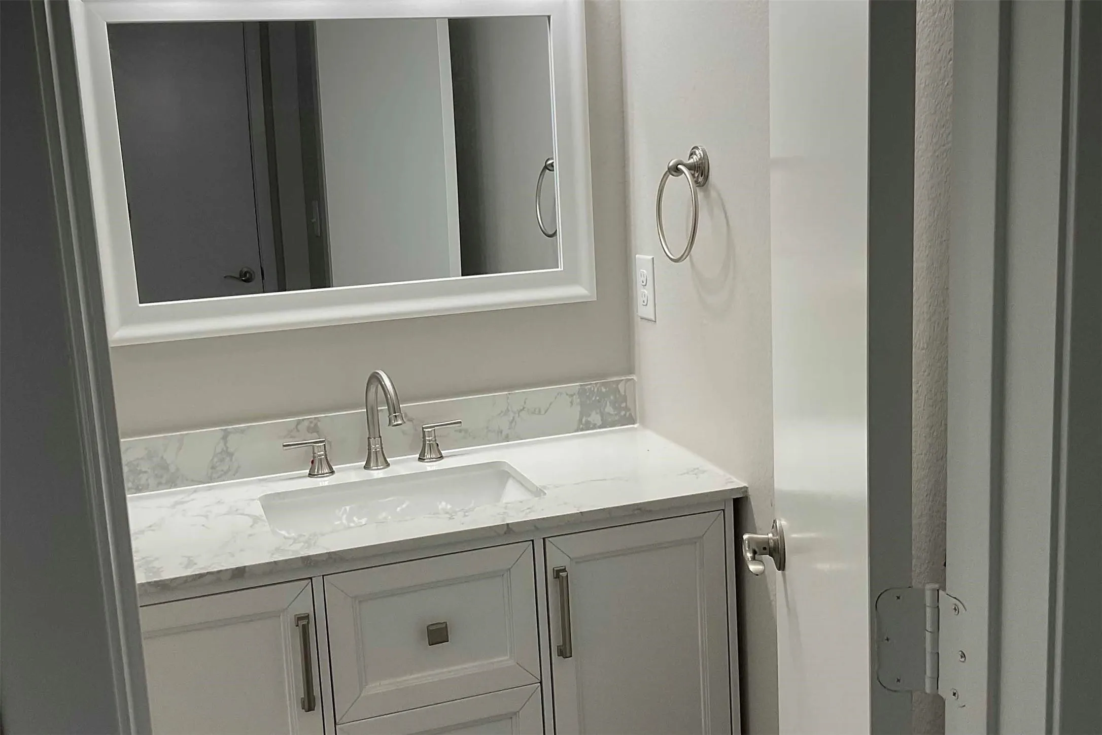 Apartment For Rent in Hunt County , 6011 Interstate Highway, Greenville, Texas 75402, 1 Bedroom, 1 Bathroom, Garage spaces, 550 Sqft, built in 1971, Price $775, mls#21174869, Real Estate Agent in Greenville, Homes For Rent in Hunt county, Homes For Rent in Greenville, Realtor in Greenville Texas, Real Estate Brokerage Independent Realty Texas, Luminita Cordes Realtor