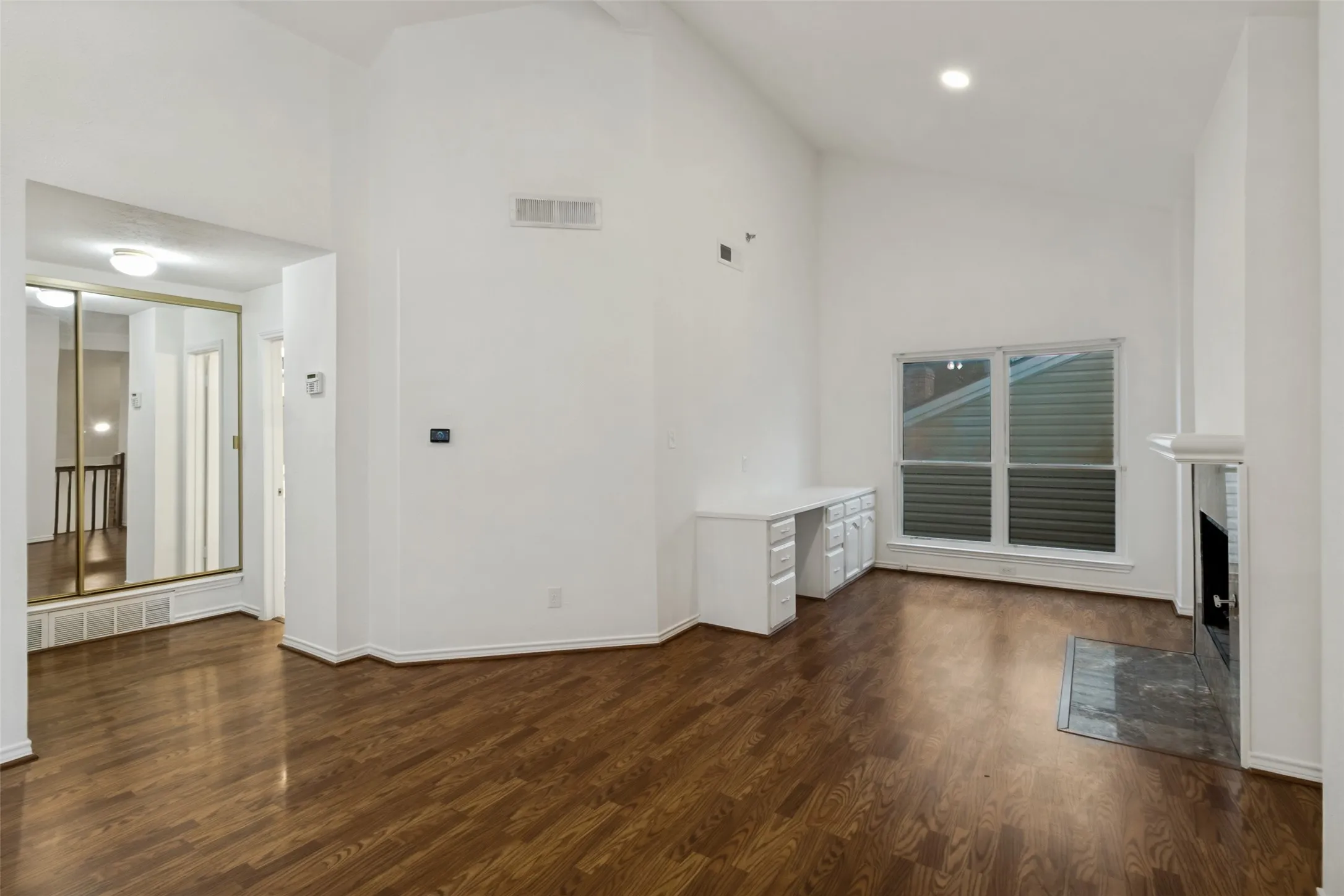 Single Family Residence For Sale in Dallas County , 3216 Trevolle Place, Dallas, Texas 75204, 2 Bedroom, 3 Bathroom, 1 Garage spaces, 2,258 Sqft, built in 1980, mls#21170560, Real Estate Agent in Dallas, Homes For Sale in Dallas county, Homes For Sale in Dallas, Realtor in Dallas Texas, Real Estate Brokerage Independent Realty Texas, Luminita Cordes Realtor