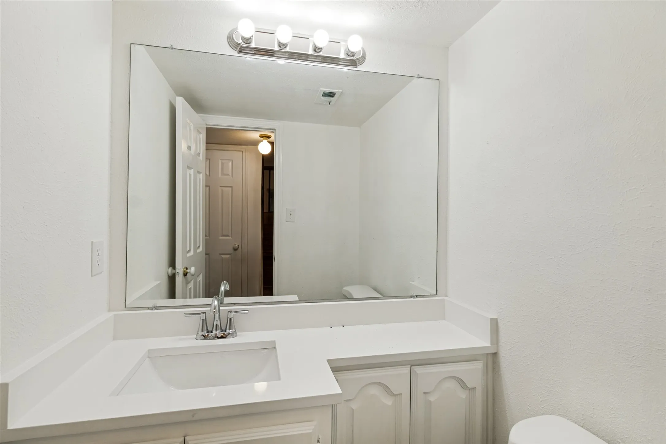 Single Family Residence For Sale in Dallas County , 3216 Trevolle Place, Dallas, Texas 75204, 2 Bedroom, 3 Bathroom, 1 Garage spaces, 2,258 Sqft, built in 1980, mls#21170560, Real Estate Agent in Dallas, Homes For Sale in Dallas county, Homes For Sale in Dallas, Realtor in Dallas Texas, Real Estate Brokerage Independent Realty Texas, Luminita Cordes Realtor