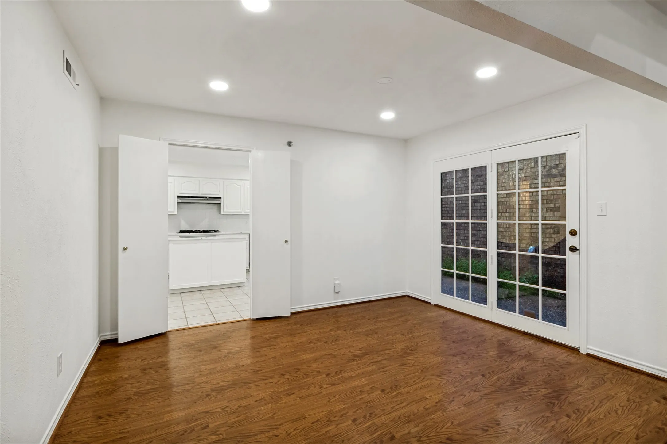 Single Family Residence For Sale in Dallas County , 3216 Trevolle Place, Dallas, Texas 75204, 2 Bedroom, 3 Bathroom, 1 Garage spaces, 2,258 Sqft, built in 1980, mls#21170560, Real Estate Agent in Dallas, Homes For Sale in Dallas county, Homes For Sale in Dallas, Realtor in Dallas Texas, Real Estate Brokerage Independent Realty Texas, Luminita Cordes Realtor