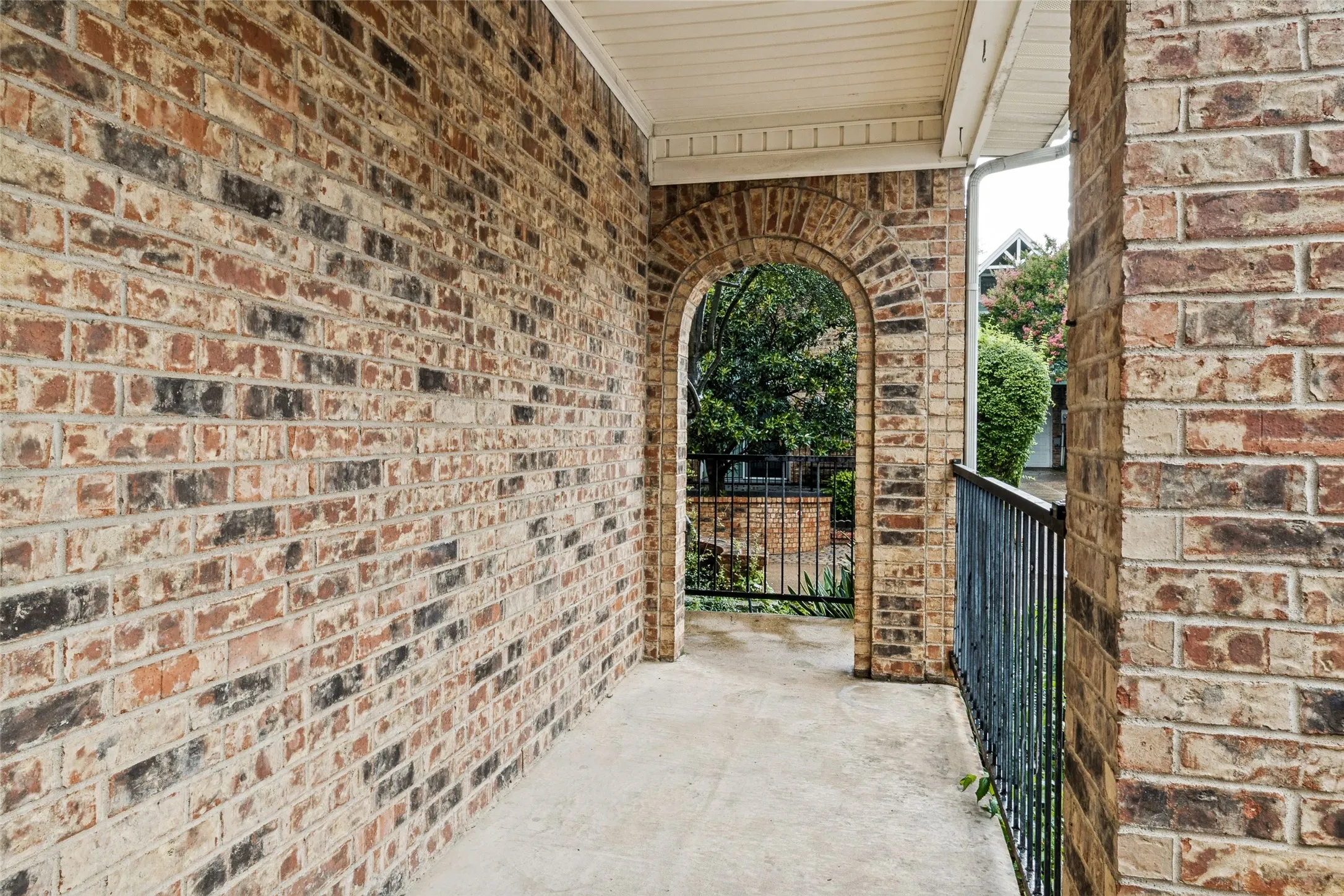 Single Family Residence For Sale in Dallas County , 3216 Trevolle Place, Dallas, Texas 75204, 2 Bedroom, 3 Bathroom, 1 Garage spaces, 2,258 Sqft, built in 1980, mls#21170560, Real Estate Agent in Dallas, Homes For Sale in Dallas county, Homes For Sale in Dallas, Realtor in Dallas Texas, Real Estate Brokerage Independent Realty Texas, Luminita Cordes Realtor