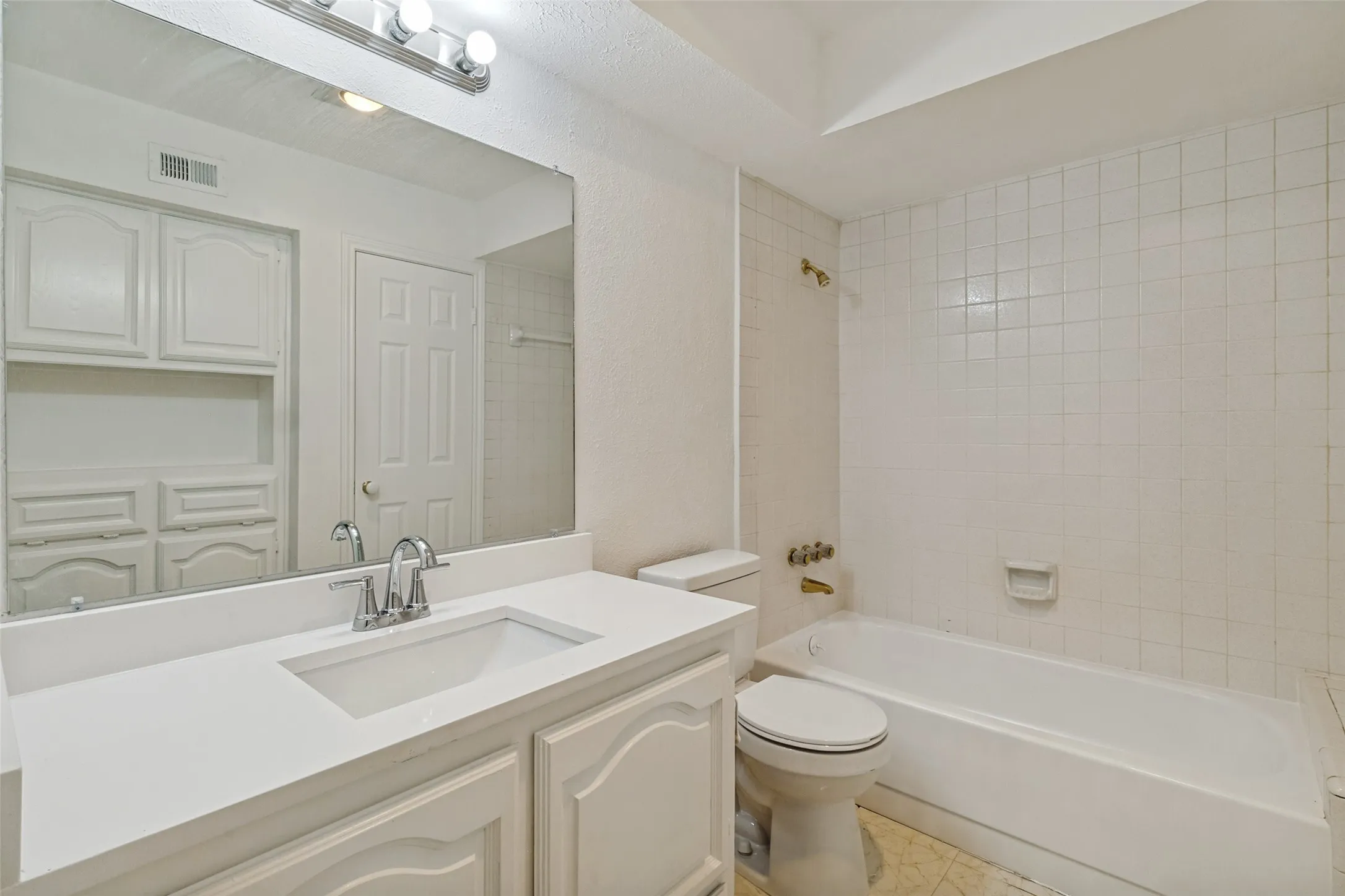 Single Family Residence For Sale in Dallas County , 3216 Trevolle Place, Dallas, Texas 75204, 2 Bedroom, 3 Bathroom, 1 Garage spaces, 2,258 Sqft, built in 1980, mls#21170560, Real Estate Agent in Dallas, Homes For Sale in Dallas county, Homes For Sale in Dallas, Realtor in Dallas Texas, Real Estate Brokerage Independent Realty Texas, Luminita Cordes Realtor