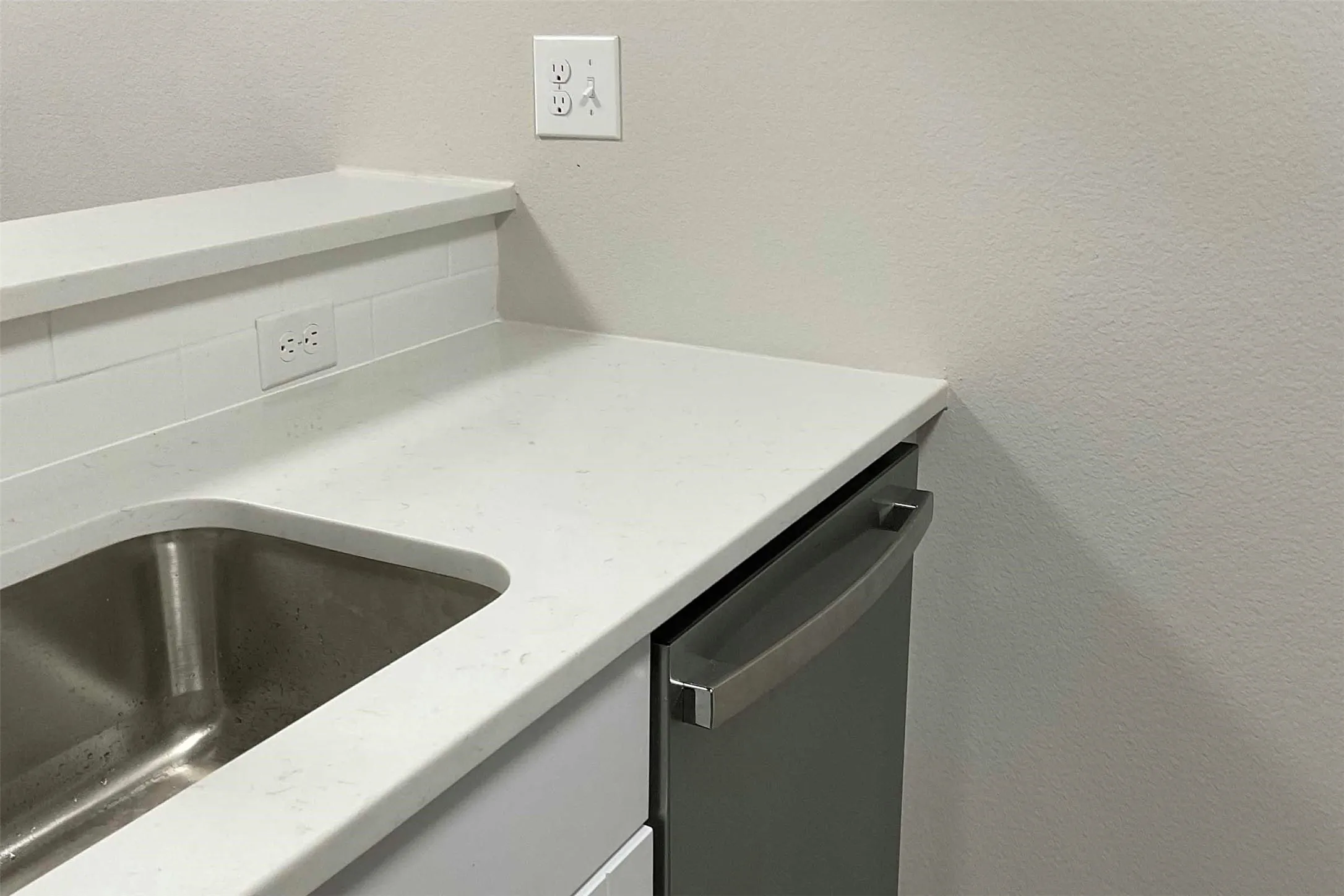 Apartment For Rent in Hunt County , 6011 I-30 Frontage Rd, Greenville, Texas 75402, 2 Bedrooms, 1 Bathroom, Garage spaces, 785 Sqft, built in 1971, Price $975, mls#21174899, Real Estate Agent in Greenville, Homes For Rent in Hunt county, Homes For Rent in Greenville, Realtor in Greenville Texas, Real Estate Brokerage Independent Realty Texas, Luminita Cordes Realtor
