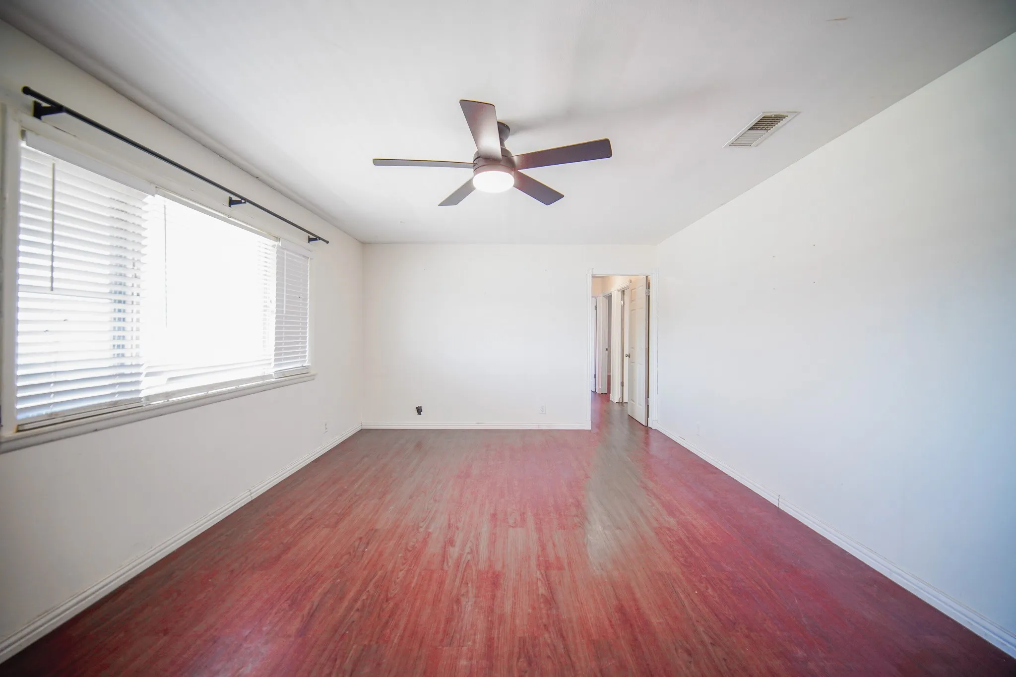 Single Family Residence For Sale in Jack County , 202 N 10th Street, Jacksboro, Texas 76458, 4 Bedroom, 2 Bathroom, Garage spaces, 1,758 Sqft, built in 1966, Preowned, mls#21174965, Real Estate Agent in Jacksboro, Homes For Sale in Jack county, Homes For Sale in Jacksboro, Realtor in Jacksboro Texas, Real Estate Brokerage Independent Realty Texas, Luminita Cordes Realtor