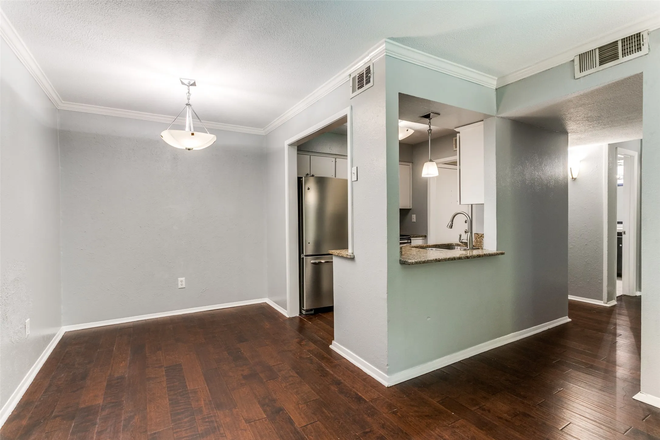 Condominium For Sale in Dallas County , 4837 Cedar Springs Road 316, Dallas, Texas 75219, 2 Bedroom, 2 Bathroom, Garage spaces, 961 Sqft, built in 1970, Preowned, mls#21175093, Real Estate Agent in Dallas, Homes For Sale in Dallas county, Homes For Sale in Dallas, Realtor in Dallas Texas, Real Estate Brokerage Independent Realty Texas, Luminita Cordes Realtor