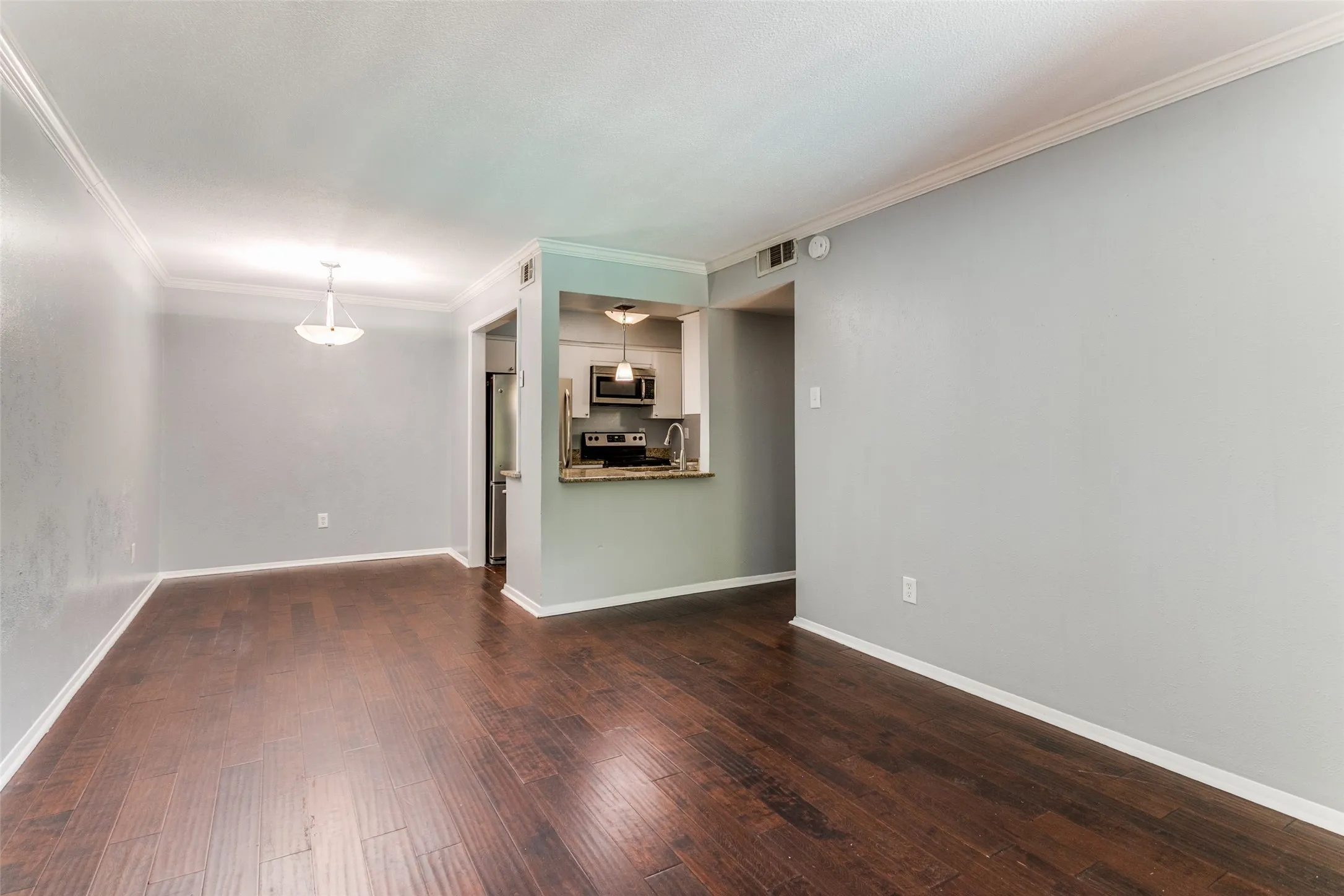 Condominium For Sale in Dallas County , 4837 Cedar Springs Road 316, Dallas, Texas 75219, 2 Bedroom, 2 Bathroom, Garage spaces, 961 Sqft, built in 1970, Preowned, mls#21175093, Real Estate Agent in Dallas, Homes For Sale in Dallas county, Homes For Sale in Dallas, Realtor in Dallas Texas, Real Estate Brokerage Independent Realty Texas, Luminita Cordes Realtor