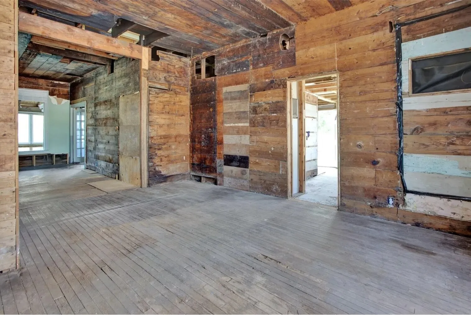 Single Family Residence For Sale in Grayson County , 516 W Morgan Street, Denison, Texas 75020, 5 Bedrooms, 4 Bathrooms, Garage spaces, 3,453 Sqft, built in 1928, Price $175,000, mls#21174004, Real Estate Agent in Denison, Homes For Sale in Grayson county, Homes For Sale in Denison, Realtor in Denison Texas, Real Estate Brokerage Independent Realty Texas, Luminita Cordes Realtor