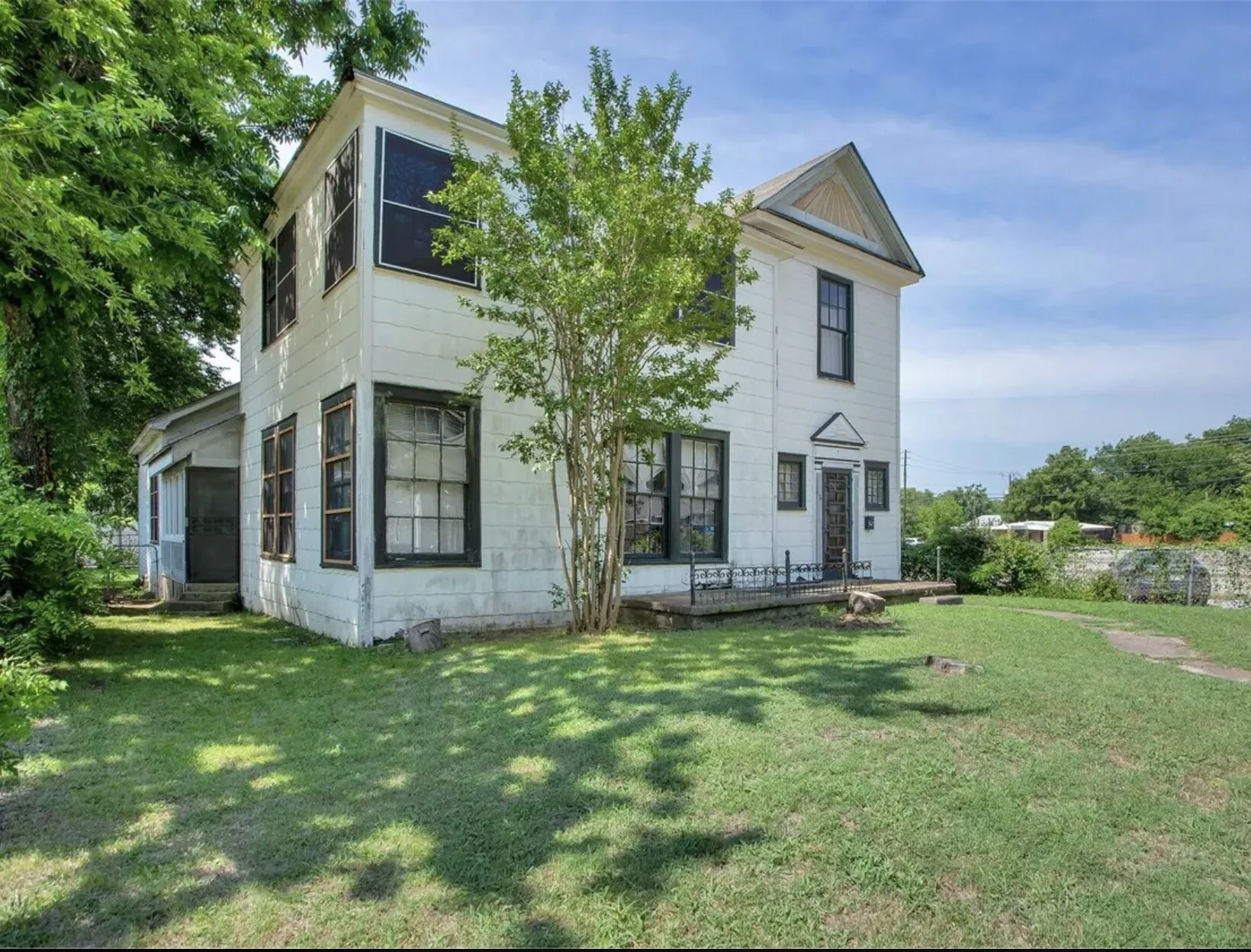 Single Family Residence For Sale in Grayson County , 516 W Morgan Street, Denison, Texas 75020, 5 Bedrooms, 4 Bathrooms, Garage spaces, 3,453 Sqft, built in 1928, Price $175,000, mls#21174004, Real Estate Agent in Denison, Homes For Sale in Grayson county, Homes For Sale in Denison, Realtor in Denison Texas, Real Estate Brokerage Independent Realty Texas, Luminita Cordes Realtor