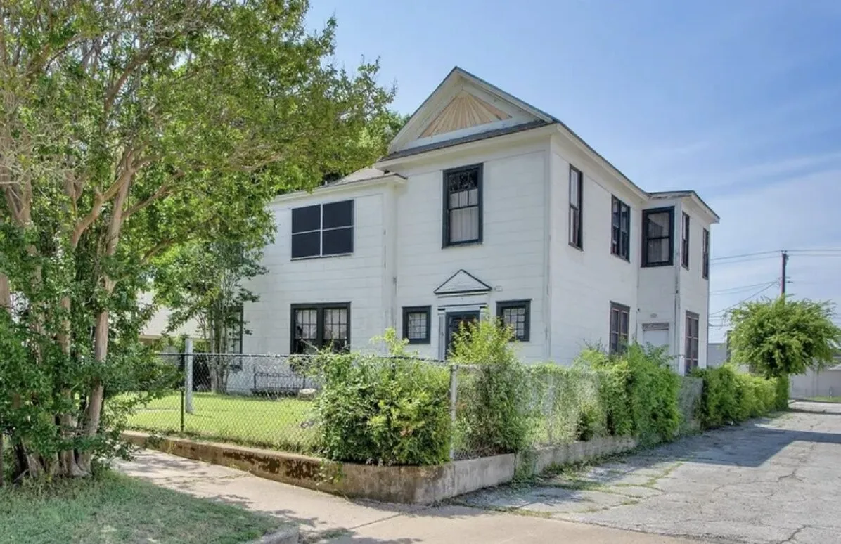 View of front of property featuring a fenced front yard