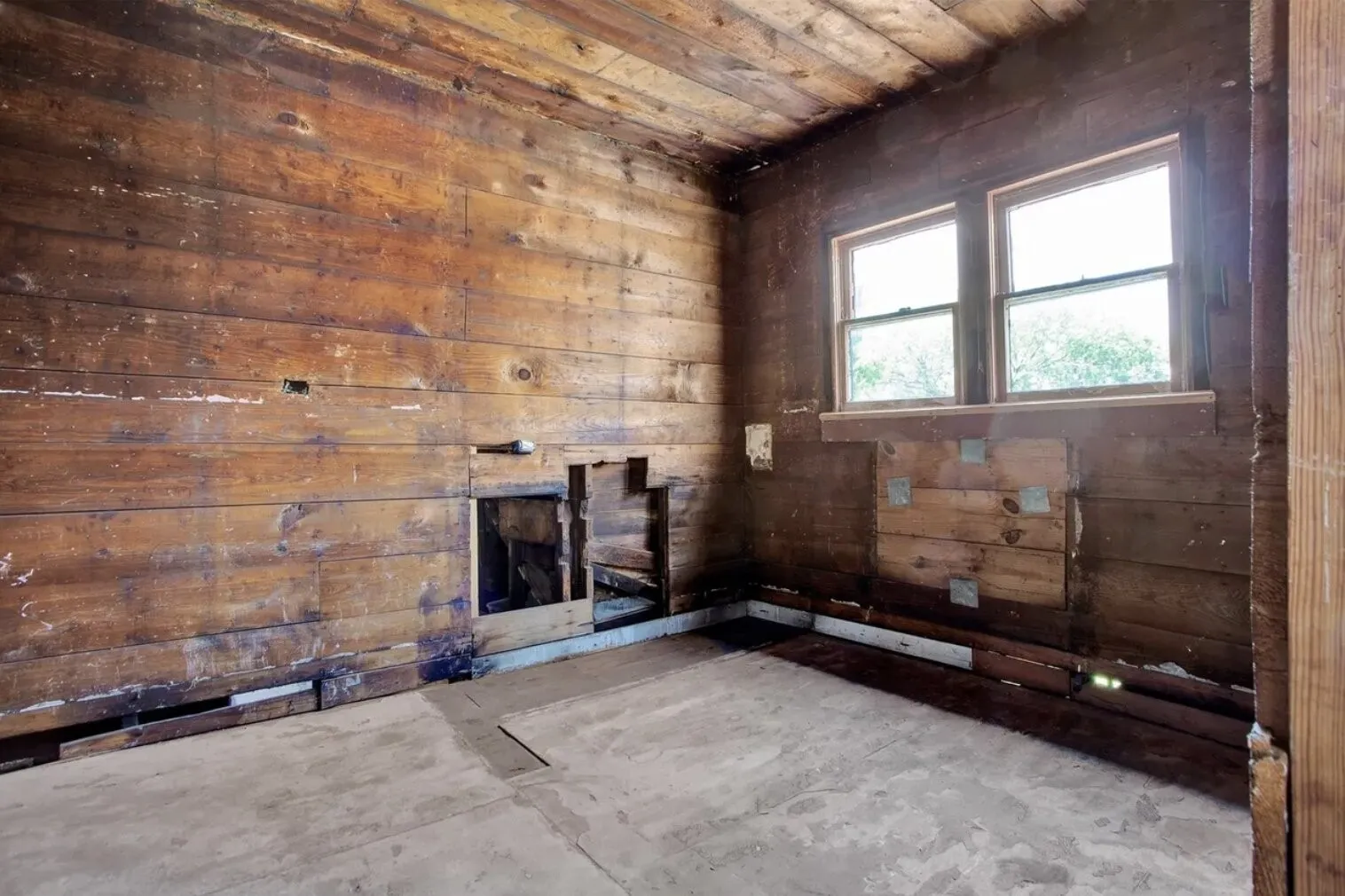 Empty room featuring wood ceiling