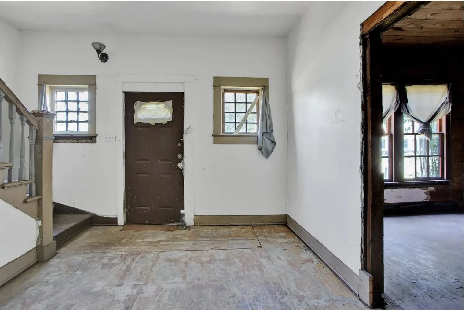 Foyer entrance featuring healthy amount of natural light