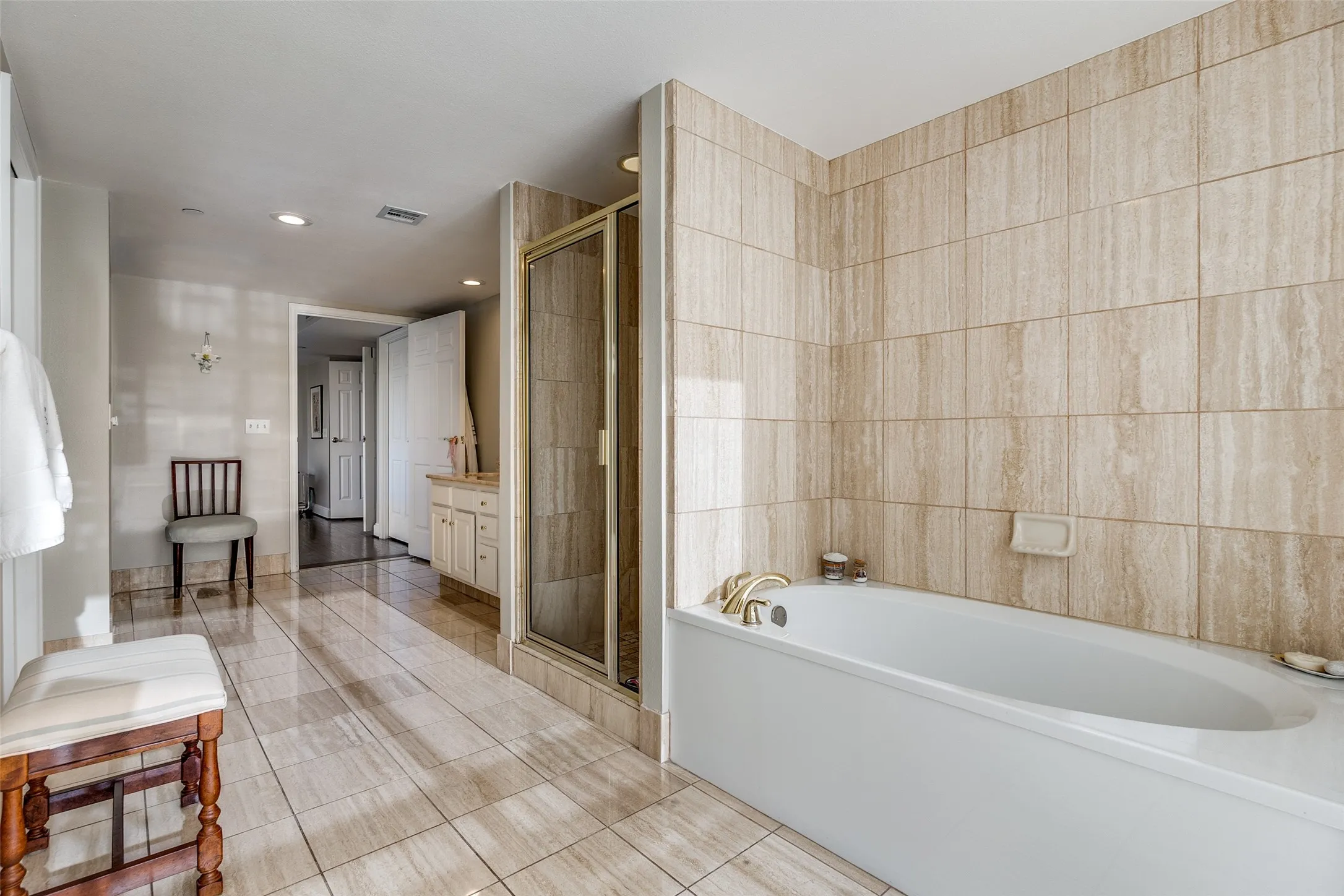 Condominium For Rent in Dallas County , 4242 Lomo Alto Drive N70, Highland Park, Texas 75219, 3 Bedroom, 4 Bathroom, 2 Garage spaces, 2,569 Sqft, built in 1950, Preowned, mls#21170038, Real Estate Agent in Highland Park, Homes For Rent in Dallas county, Homes For Rent in Highland Park, Realtor in Highland Park Texas, Real Estate Brokerage Independent Realty Texas, Luminita Cordes Realtor