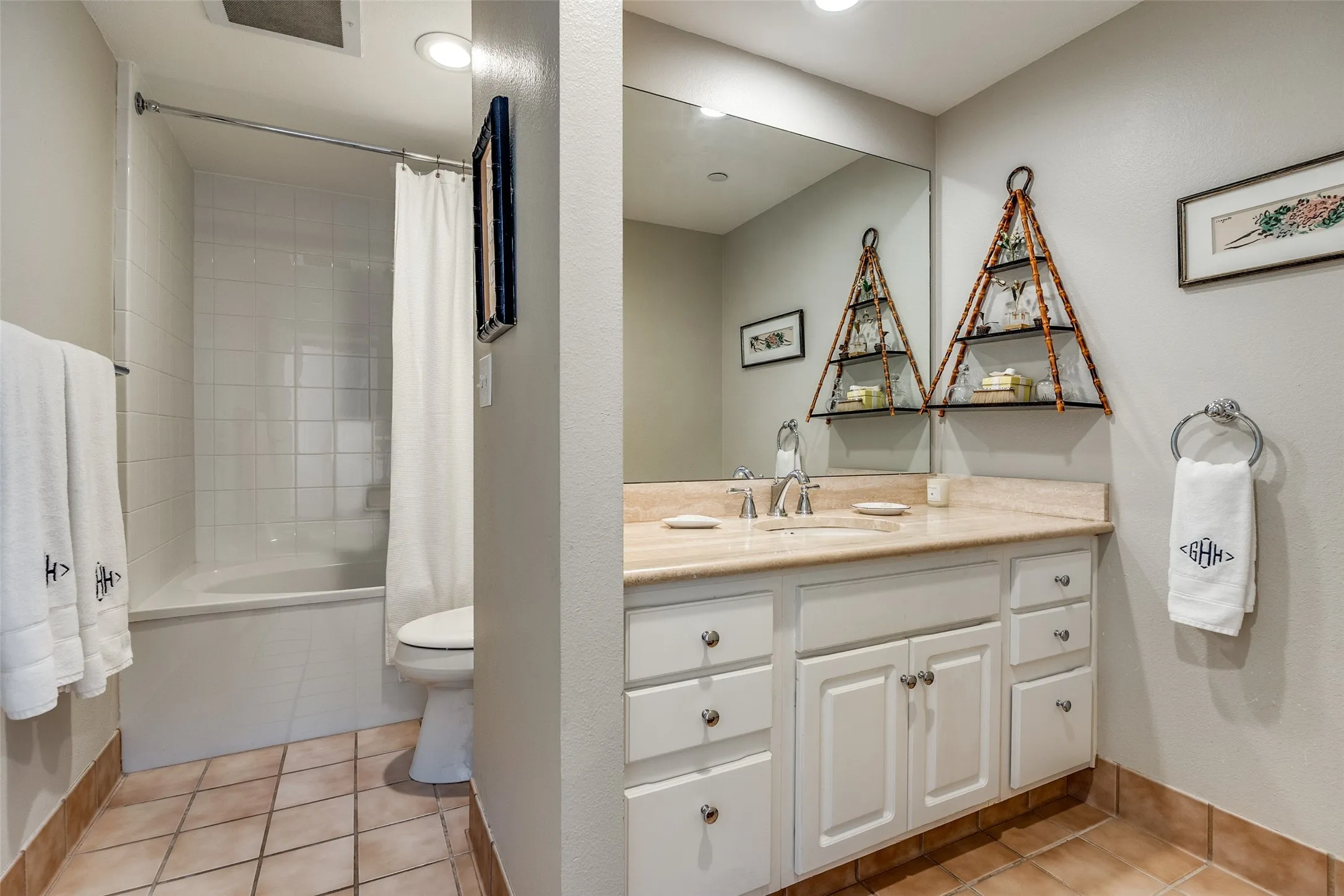 Condominium For Rent in Dallas County , 4242 Lomo Alto Drive N70, Highland Park, Texas 75219, 3 Bedroom, 4 Bathroom, 2 Garage spaces, 2,569 Sqft, built in 1950, Preowned, mls#21170038, Real Estate Agent in Highland Park, Homes For Rent in Dallas county, Homes For Rent in Highland Park, Realtor in Highland Park Texas, Real Estate Brokerage Independent Realty Texas, Luminita Cordes Realtor