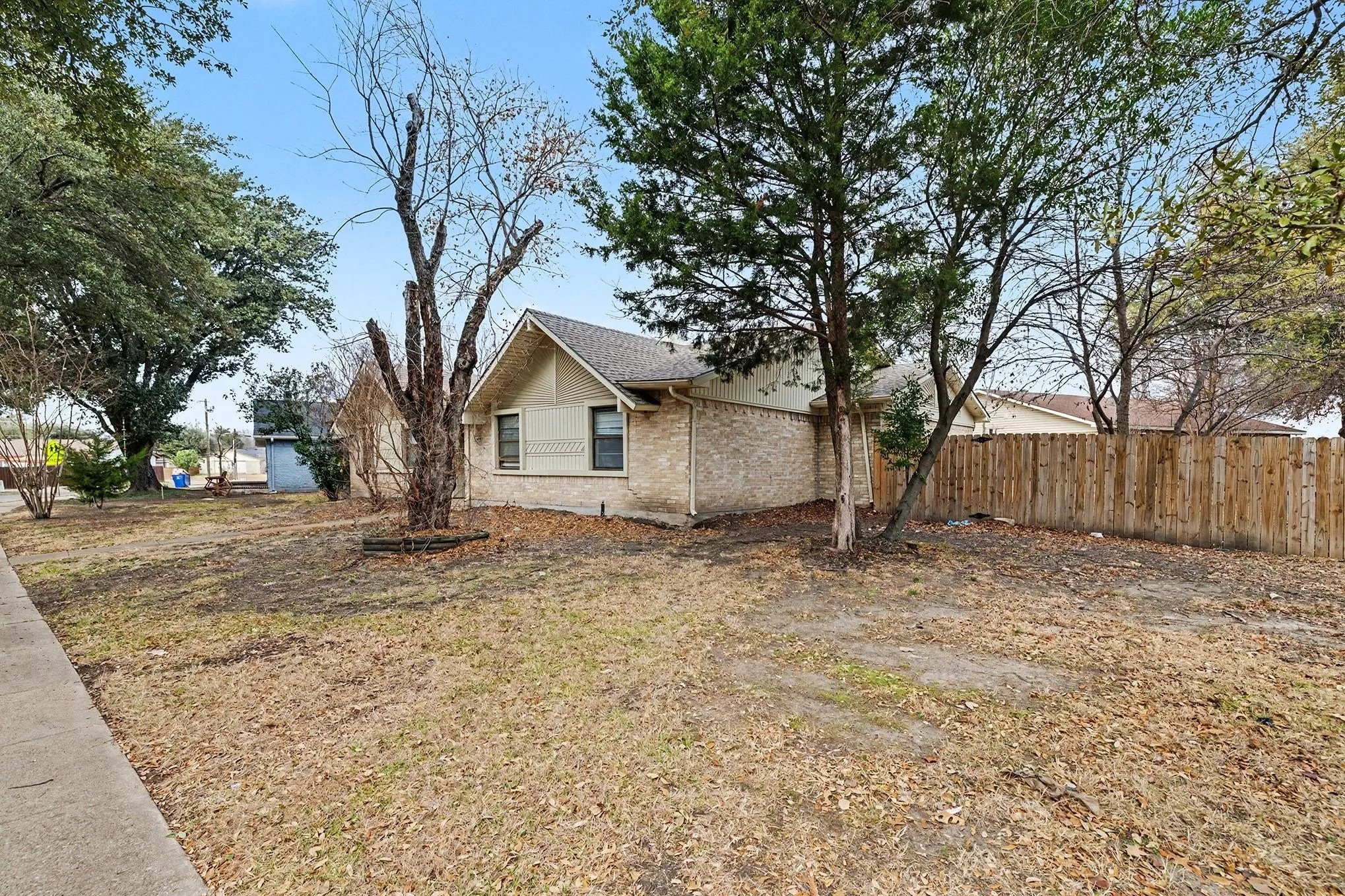 Single Family Residence For Sale in Dallas County , 4010 Mayflower Drive, Garland, Texas 75043, 3 Bedroom, 2 Bathroom, 2 Garage spaces, 1,581 Sqft, built in 1973, mls#21169635, Real Estate Agent in Garland, Homes For Sale in Dallas county, Homes For Sale in Garland, Realtor in Garland Texas, Real Estate Brokerage Independent Realty Texas, Luminita Cordes Realtor