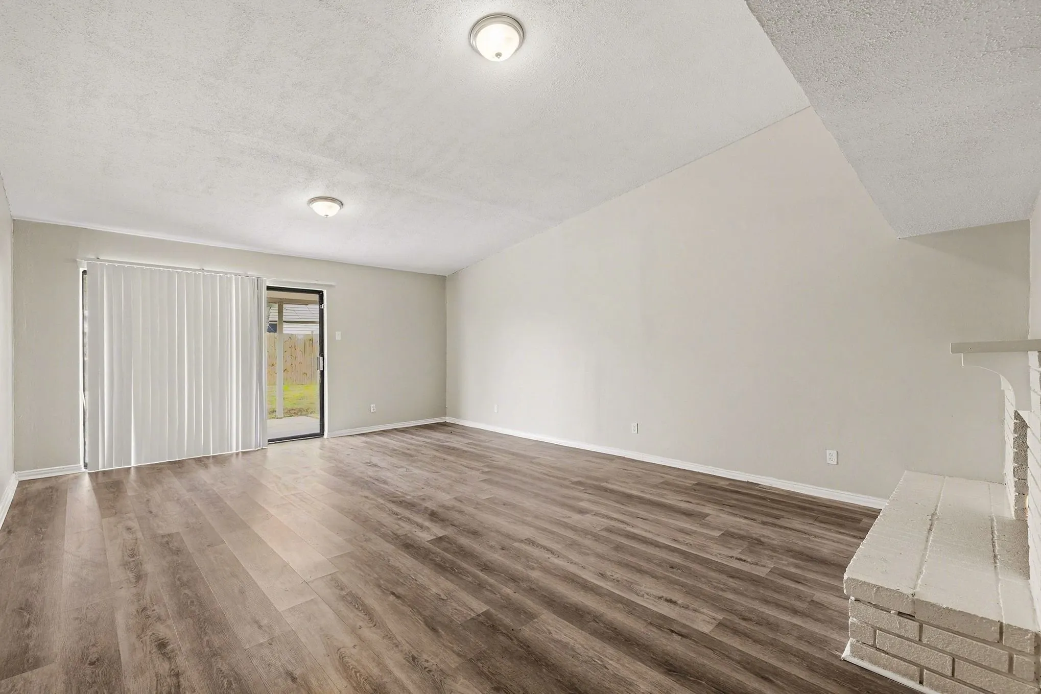 Single Family Residence For Sale in Dallas County , 4010 Mayflower Drive, Garland, Texas 75043, 3 Bedroom, 2 Bathroom, 2 Garage spaces, 1,581 Sqft, built in 1973, mls#21169635, Real Estate Agent in Garland, Homes For Sale in Dallas county, Homes For Sale in Garland, Realtor in Garland Texas, Real Estate Brokerage Independent Realty Texas, Luminita Cordes Realtor