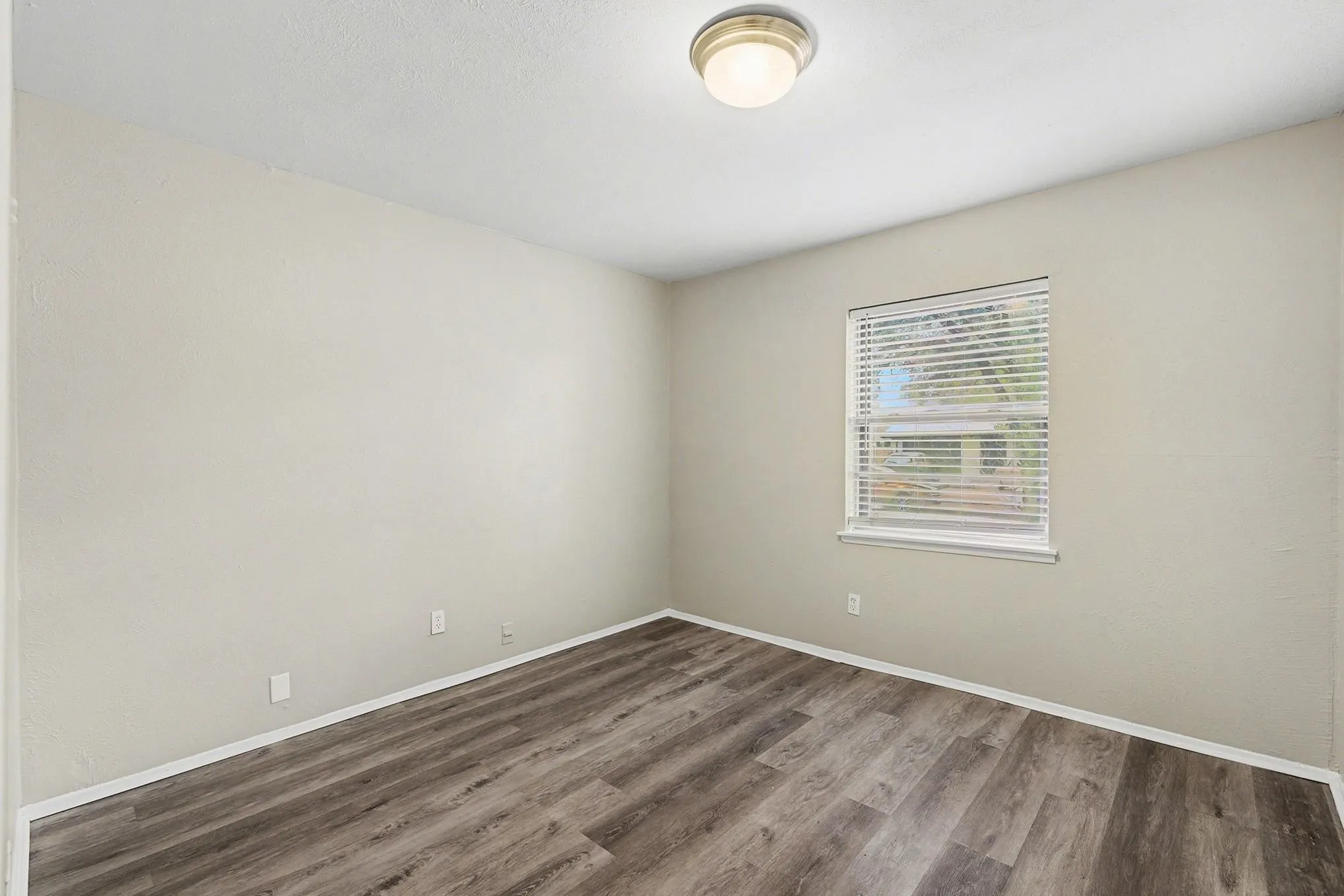 Single Family Residence For Sale in Dallas County , 4010 Mayflower Drive, Garland, Texas 75043, 3 Bedroom, 2 Bathroom, 2 Garage spaces, 1,581 Sqft, built in 1973, mls#21169635, Real Estate Agent in Garland, Homes For Sale in Dallas county, Homes For Sale in Garland, Realtor in Garland Texas, Real Estate Brokerage Independent Realty Texas, Luminita Cordes Realtor