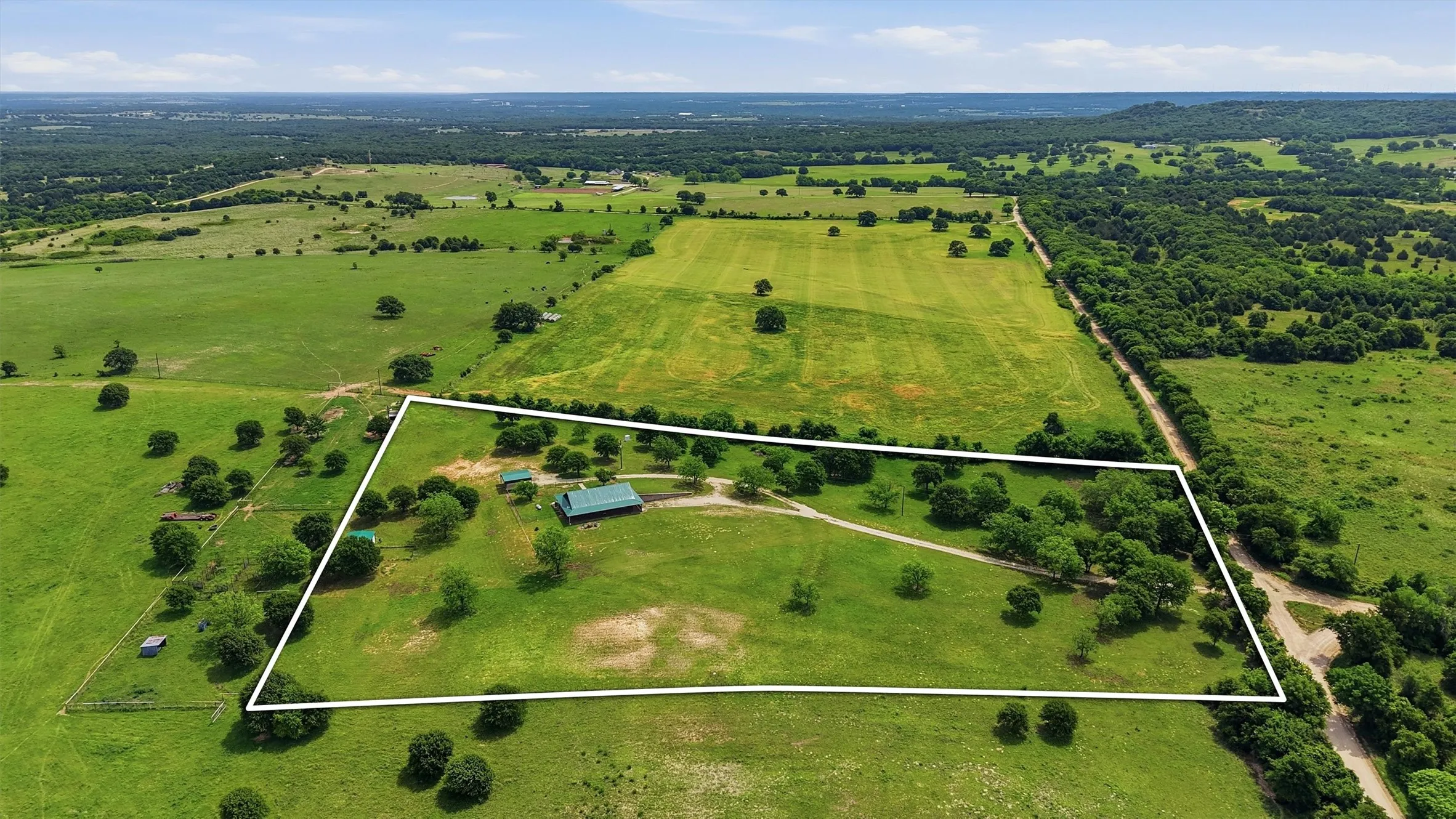 Single Family Residence For Sale in Montague County , 3078 Admire Road, Nocona, Texas 76255, 2 Bedroom, 2 Bathroom, 2 Garage spaces, 1,500 Sqft, built in 2002, Preowned, mls#21158821, Real Estate Agent in Nocona, Homes For Sale in Montague county, Homes For Sale in Nocona, Realtor in Nocona Texas, Real Estate Brokerage Independent Realty Texas, Luminita Cordes Realtor