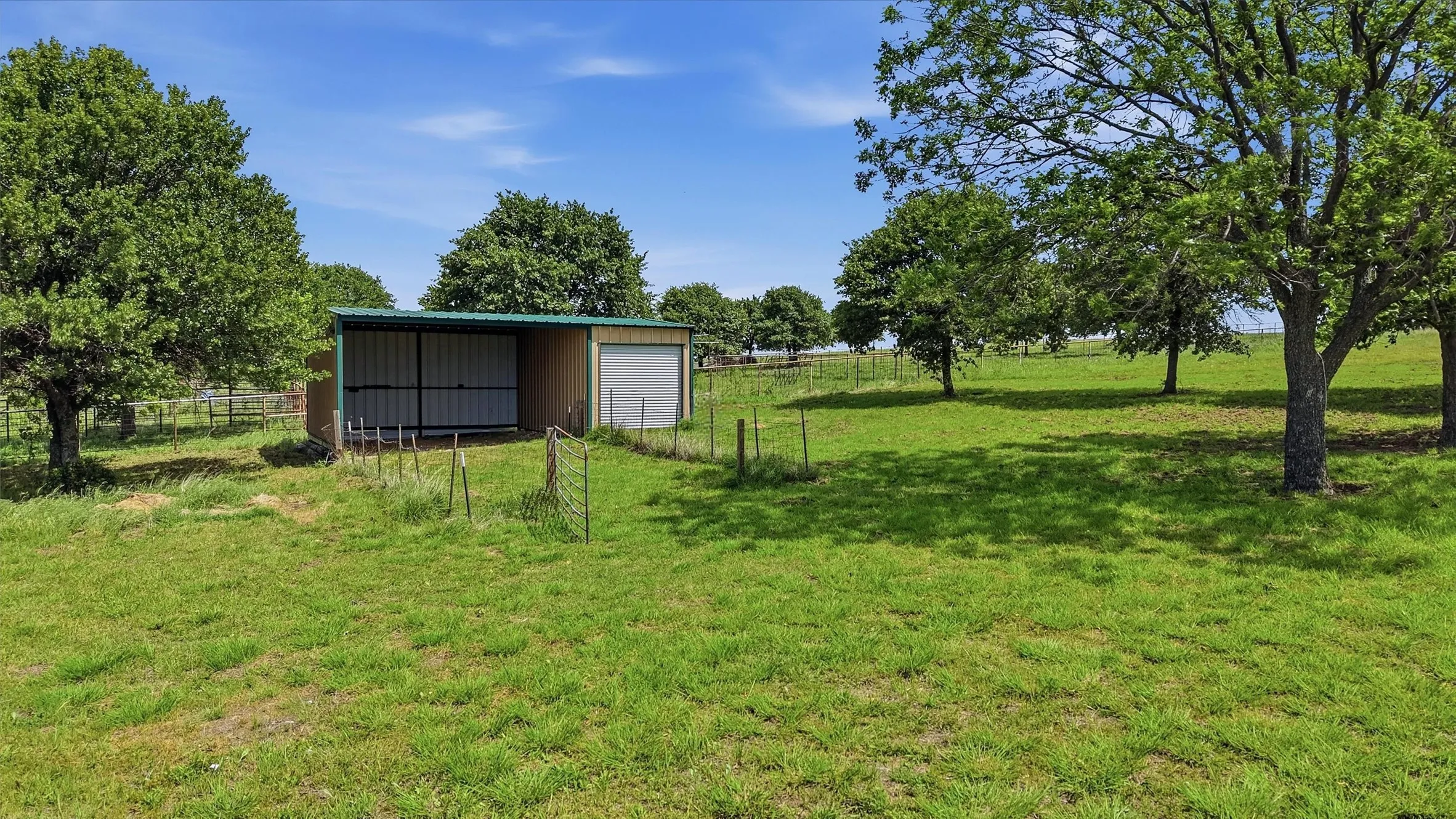 Single Family Residence For Sale in Montague County , 3078 Admire Road, Nocona, Texas 76255, 2 Bedroom, 2 Bathroom, 2 Garage spaces, 1,500 Sqft, built in 2002, Preowned, mls#21158821, Real Estate Agent in Nocona, Homes For Sale in Montague county, Homes For Sale in Nocona, Realtor in Nocona Texas, Real Estate Brokerage Independent Realty Texas, Luminita Cordes Realtor