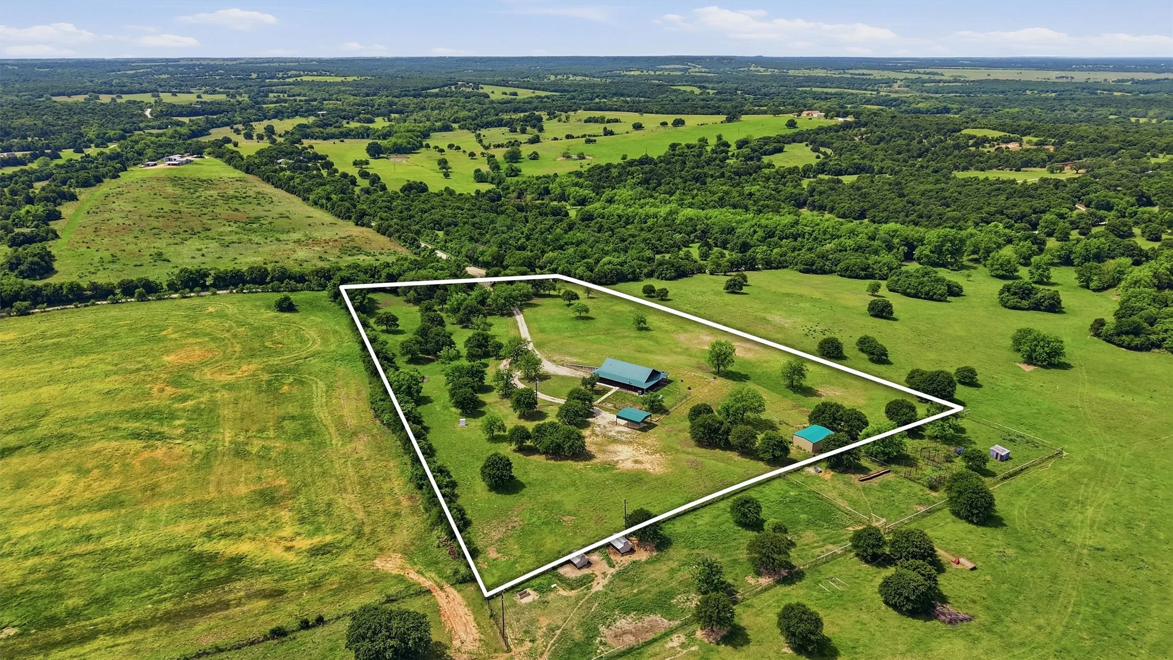 Single Family Residence For Sale in Montague County , 3078 Admire Road, Nocona, Texas 76255, 2 Bedroom, 2 Bathroom, 2 Garage spaces, 1,500 Sqft, built in 2002, Preowned, mls#21158821, Real Estate Agent in Nocona, Homes For Sale in Montague county, Homes For Sale in Nocona, Realtor in Nocona Texas, Real Estate Brokerage Independent Realty Texas, Luminita Cordes Realtor