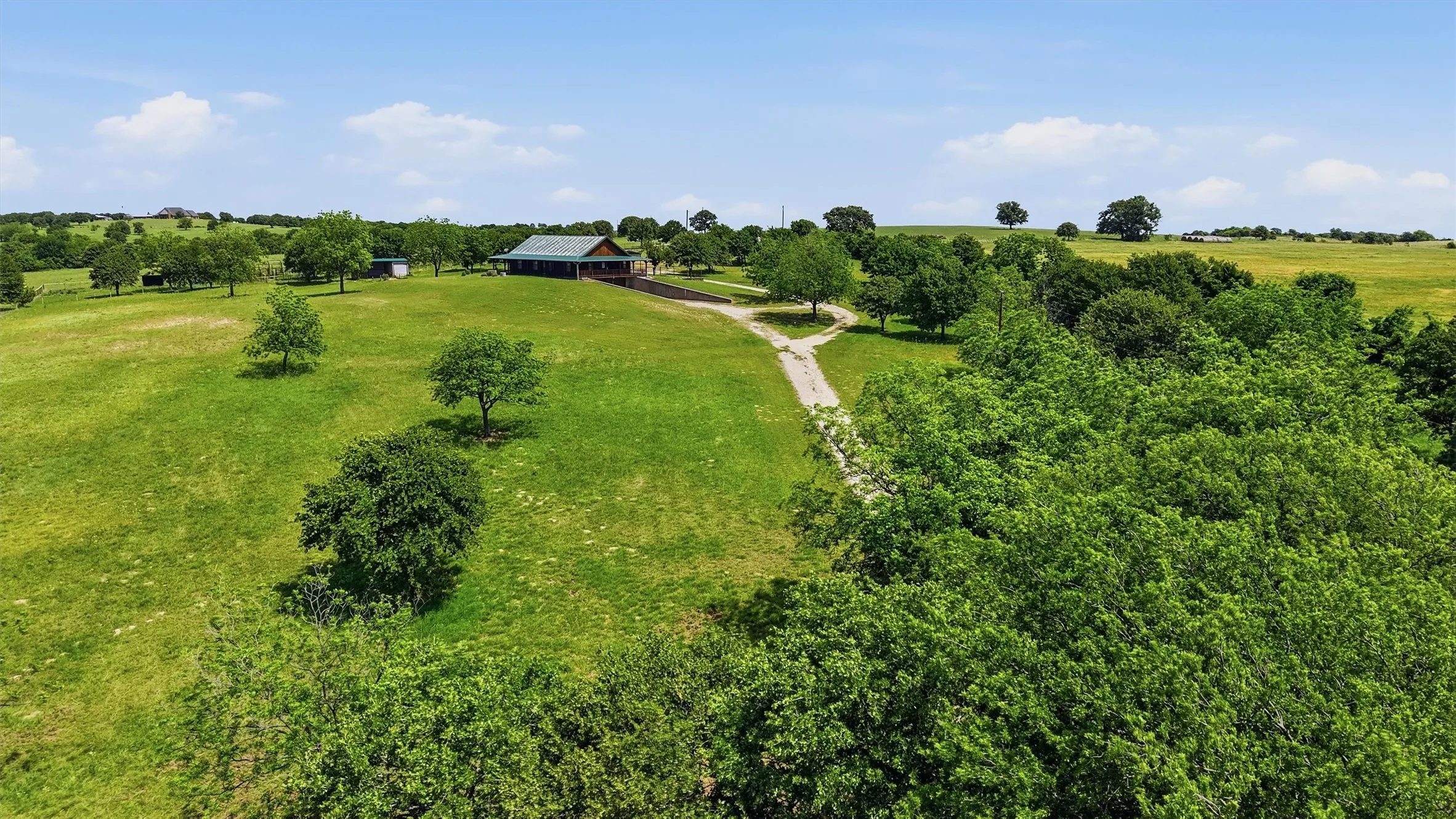 Single Family Residence For Sale in Montague County , 3078 Admire Road, Nocona, Texas 76255, 2 Bedroom, 2 Bathroom, 2 Garage spaces, 1,500 Sqft, built in 2002, Preowned, mls#21158821, Real Estate Agent in Nocona, Homes For Sale in Montague county, Homes For Sale in Nocona, Realtor in Nocona Texas, Real Estate Brokerage Independent Realty Texas, Luminita Cordes Realtor