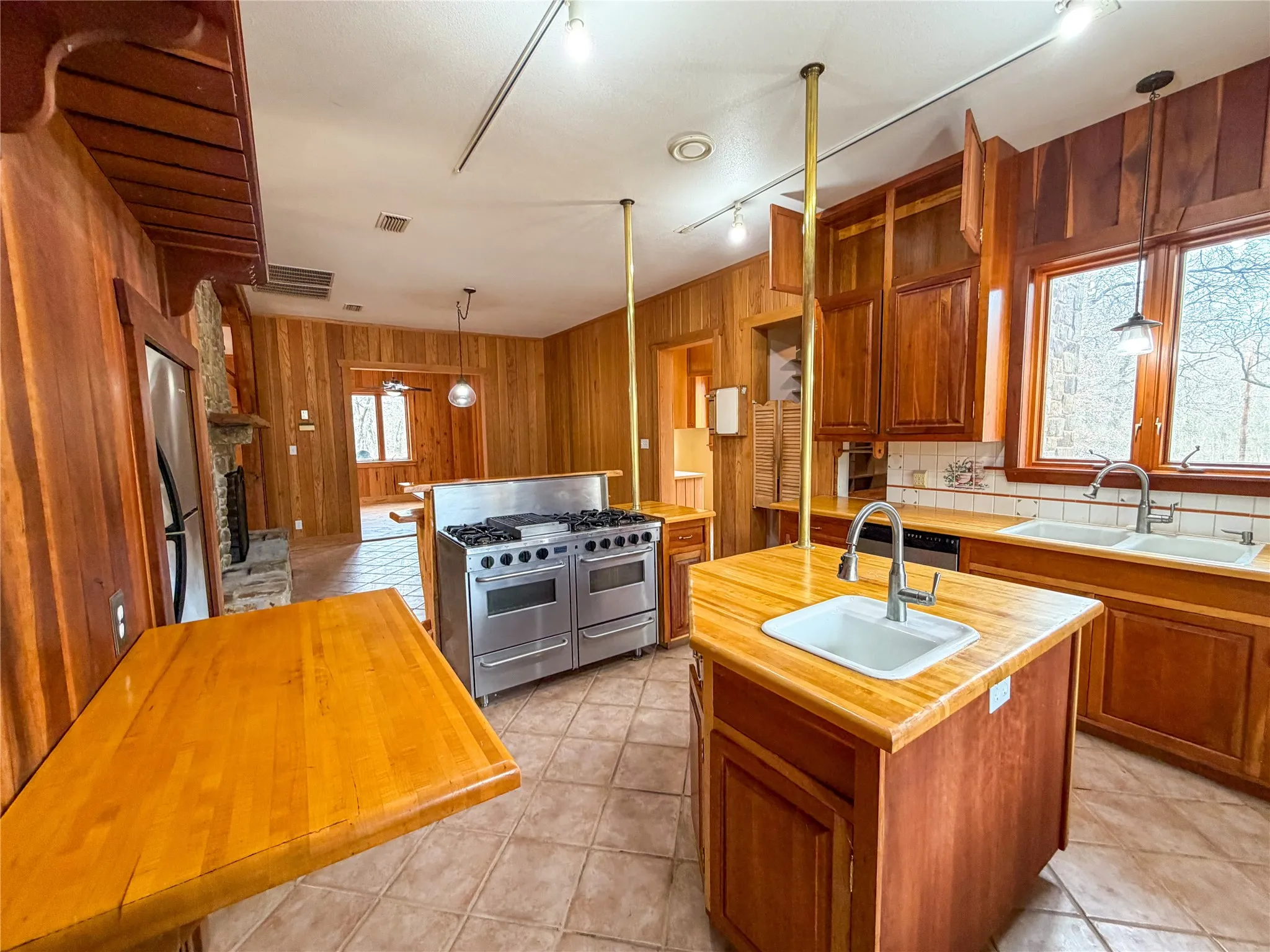 Single Family Residence For Sale in Wise County , 322 Wild Wood Drive, Decatur, Texas 76234, 4 Bedroom, 3 Bathroom, Garage spaces, 3,789 Sqft, built in 1994, Preowned, mls#21165389, Real Estate Agent in Decatur, Homes For Sale in Wise county, Homes For Sale in Decatur, Realtor in Decatur Texas, Real Estate Brokerage Independent Realty Texas, Luminita Cordes Realtor