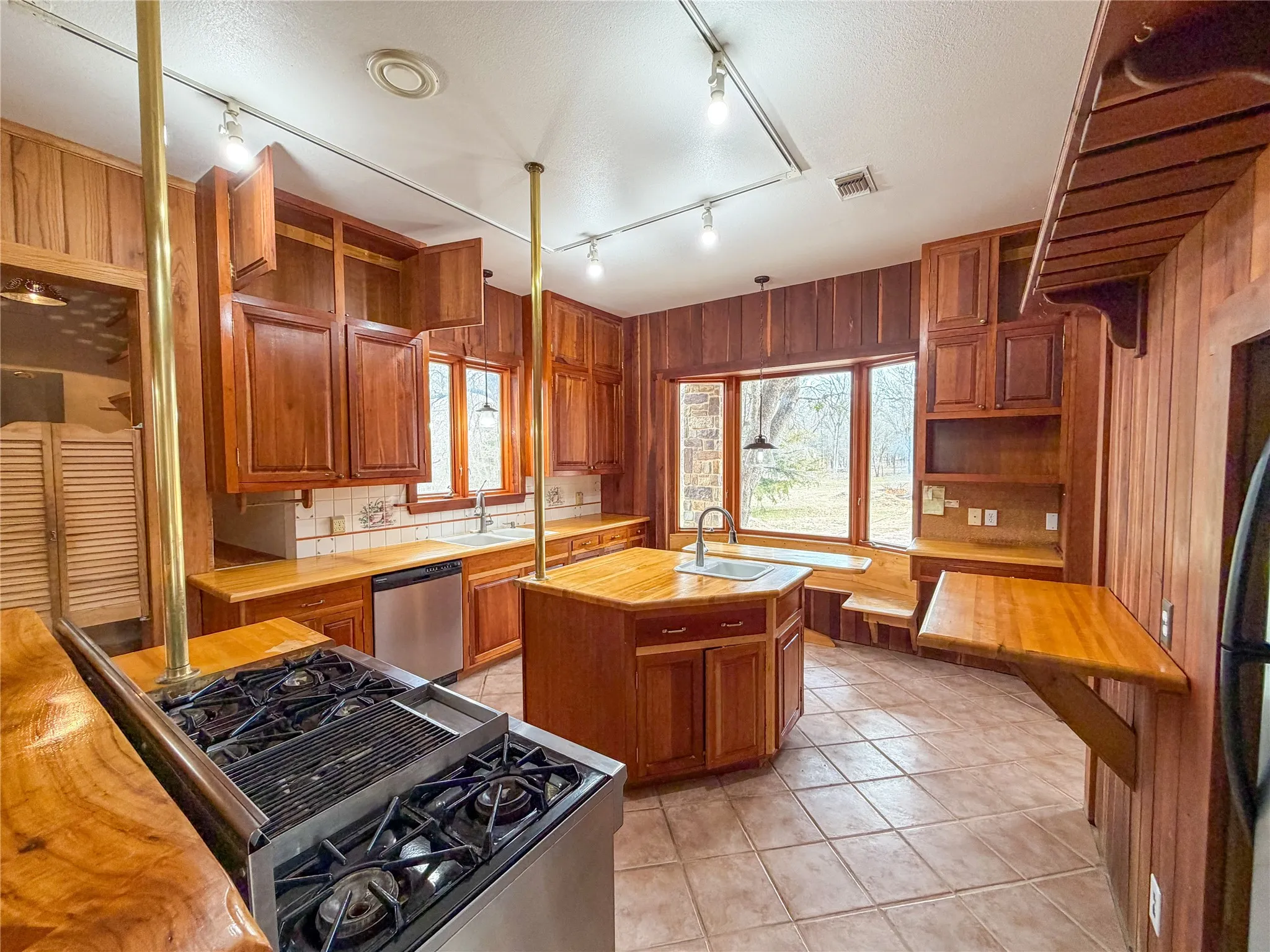 Single Family Residence For Sale in Wise County , 322 Wild Wood Drive, Decatur, Texas 76234, 4 Bedroom, 3 Bathroom, Garage spaces, 3,789 Sqft, built in 1994, Preowned, mls#21165389, Real Estate Agent in Decatur, Homes For Sale in Wise county, Homes For Sale in Decatur, Realtor in Decatur Texas, Real Estate Brokerage Independent Realty Texas, Luminita Cordes Realtor