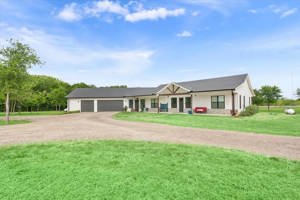 Single Family Residence For Sale in Mc Lennan County , 1652 Mount Moriah Road, Riesel, Texas 76682, 3 Bedroom, 3 Bathroom, 3 Garage spaces, 2,690 Sqft, built in 2023, mls#21175172, Real Estate Agent in Riesel, Homes For Sale in Mc Lennan county, Homes For Sale in Riesel, Realtor in Riesel Texas, Real Estate Brokerage Independent Realty Texas, Luminita Cordes Realtor