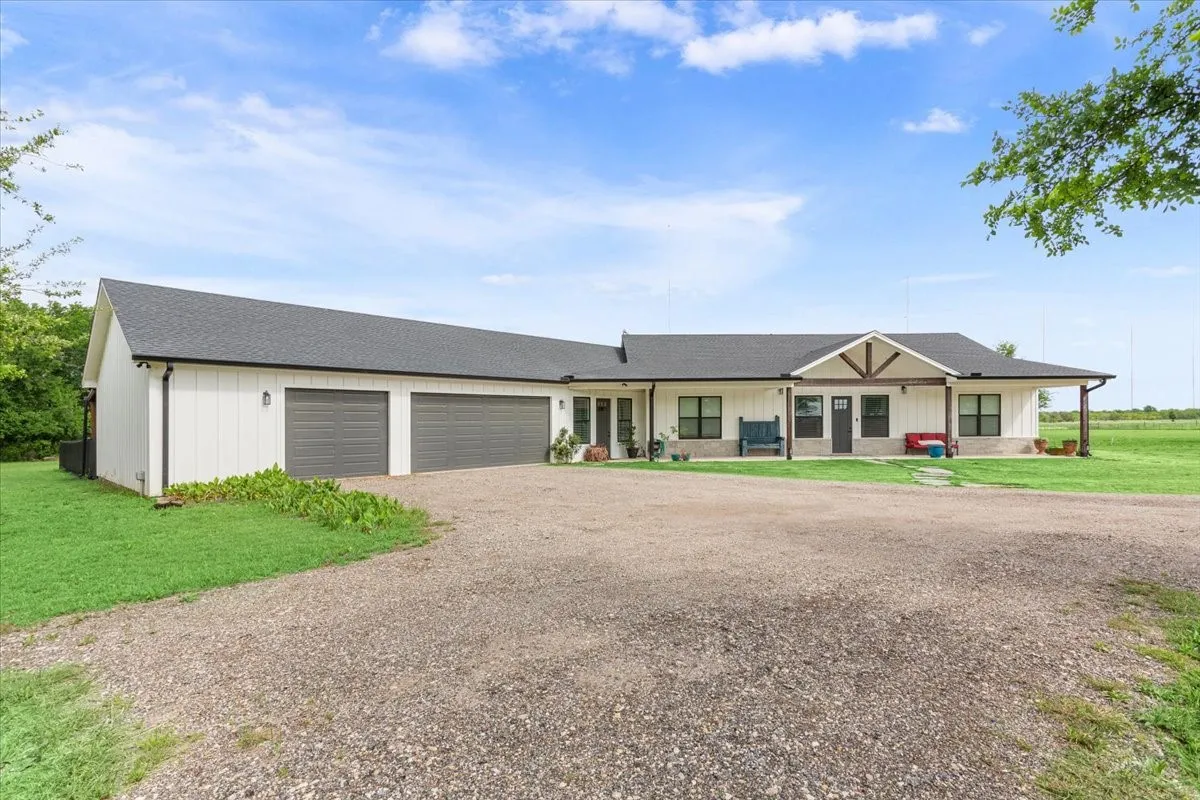 Single Family Residence For Sale in Mc Lennan County , 1652 Mount Moriah Road, Riesel, Texas 76682, 3 Bedroom, 3 Bathroom, 3 Garage spaces, 2,690 Sqft, built in 2023, mls#21175172, Real Estate Agent in Riesel, Homes For Sale in Mc Lennan county, Homes For Sale in Riesel, Realtor in Riesel Texas, Real Estate Brokerage Independent Realty Texas, Luminita Cordes Realtor