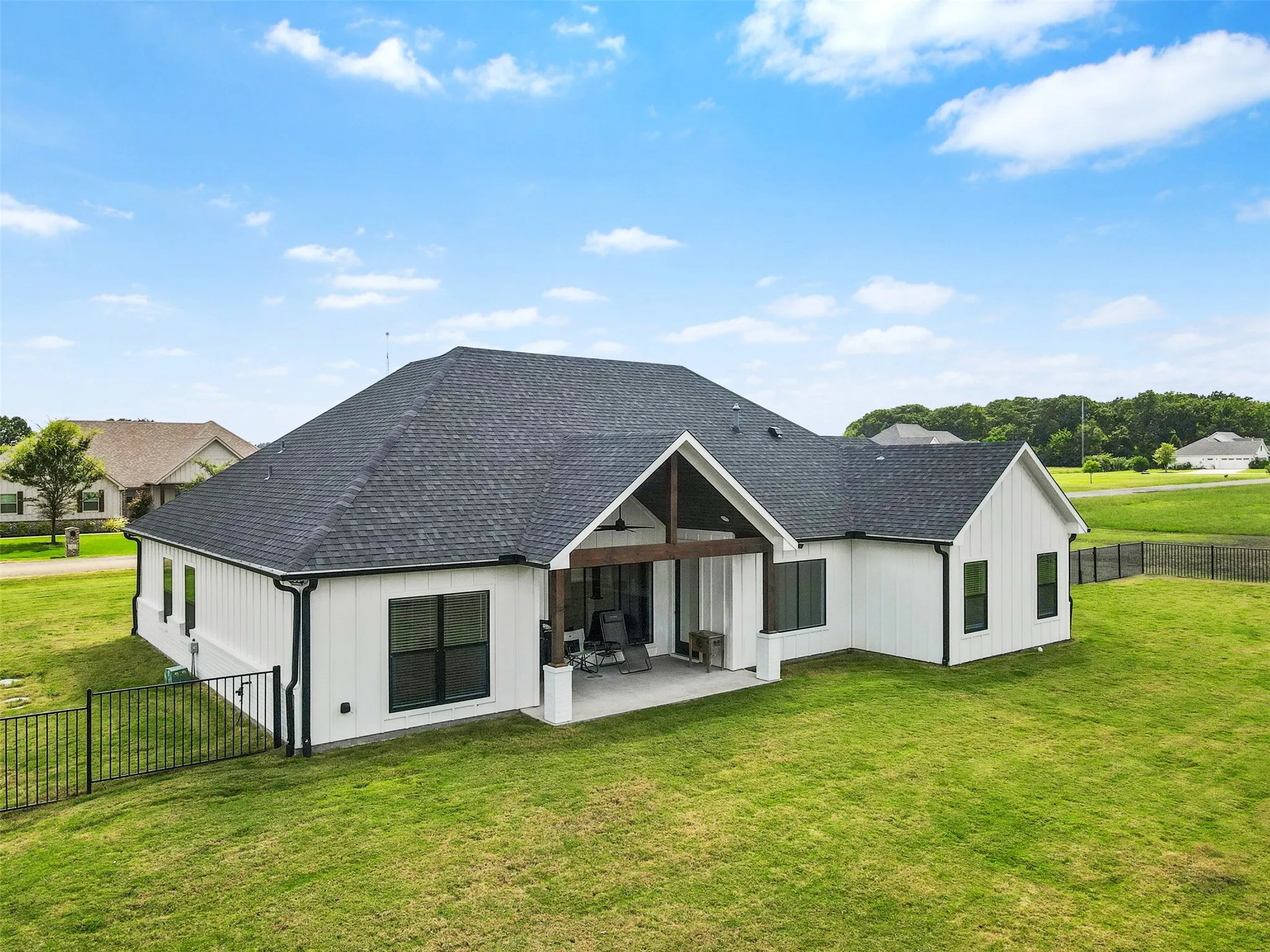 Single Family Residence For Sale in Hopkins County , 11 Nicklaus Drive, Sulphur Springs, Texas 75482, 3 Bedroom, 3 Bathroom, 2 Garage spaces, 2,200 Sqft, built in 2021, Preowned, mls#21175404, Real Estate Agent in Sulphur Springs, Homes For Sale in Hopkins county, Homes For Sale in Sulphur Springs, Realtor in Sulphur Springs Texas, Real Estate Brokerage Independent Realty Texas, Luminita Cordes Realtor
