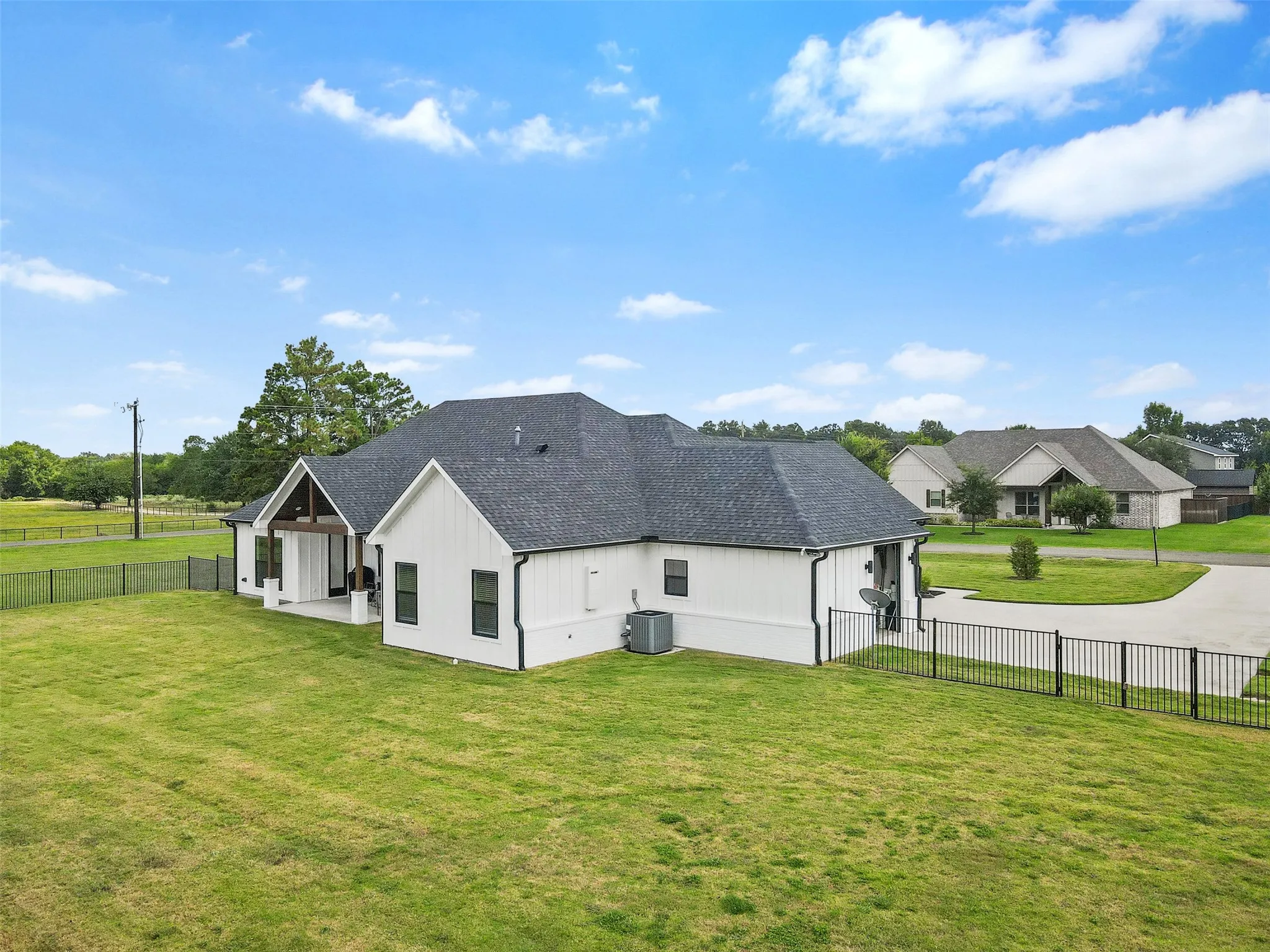 Single Family Residence For Sale in Hopkins County , 11 Nicklaus Drive, Sulphur Springs, Texas 75482, 3 Bedroom, 3 Bathroom, 2 Garage spaces, 2,200 Sqft, built in 2021, Preowned, mls#21175404, Real Estate Agent in Sulphur Springs, Homes For Sale in Hopkins county, Homes For Sale in Sulphur Springs, Realtor in Sulphur Springs Texas, Real Estate Brokerage Independent Realty Texas, Luminita Cordes Realtor