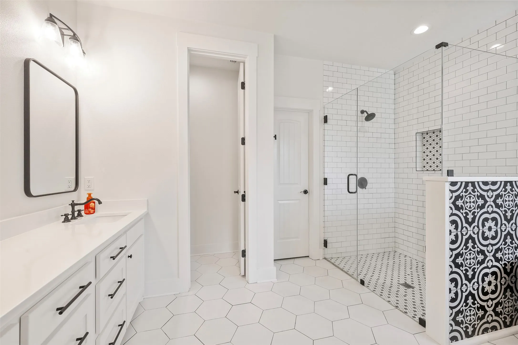 Single Family Residence For Sale in Hopkins County , 11 Nicklaus Drive, Sulphur Springs, Texas 75482, 3 Bedroom, 3 Bathroom, 2 Garage spaces, 2,200 Sqft, built in 2021, Preowned, mls#21175404, Real Estate Agent in Sulphur Springs, Homes For Sale in Hopkins county, Homes For Sale in Sulphur Springs, Realtor in Sulphur Springs Texas, Real Estate Brokerage Independent Realty Texas, Luminita Cordes Realtor