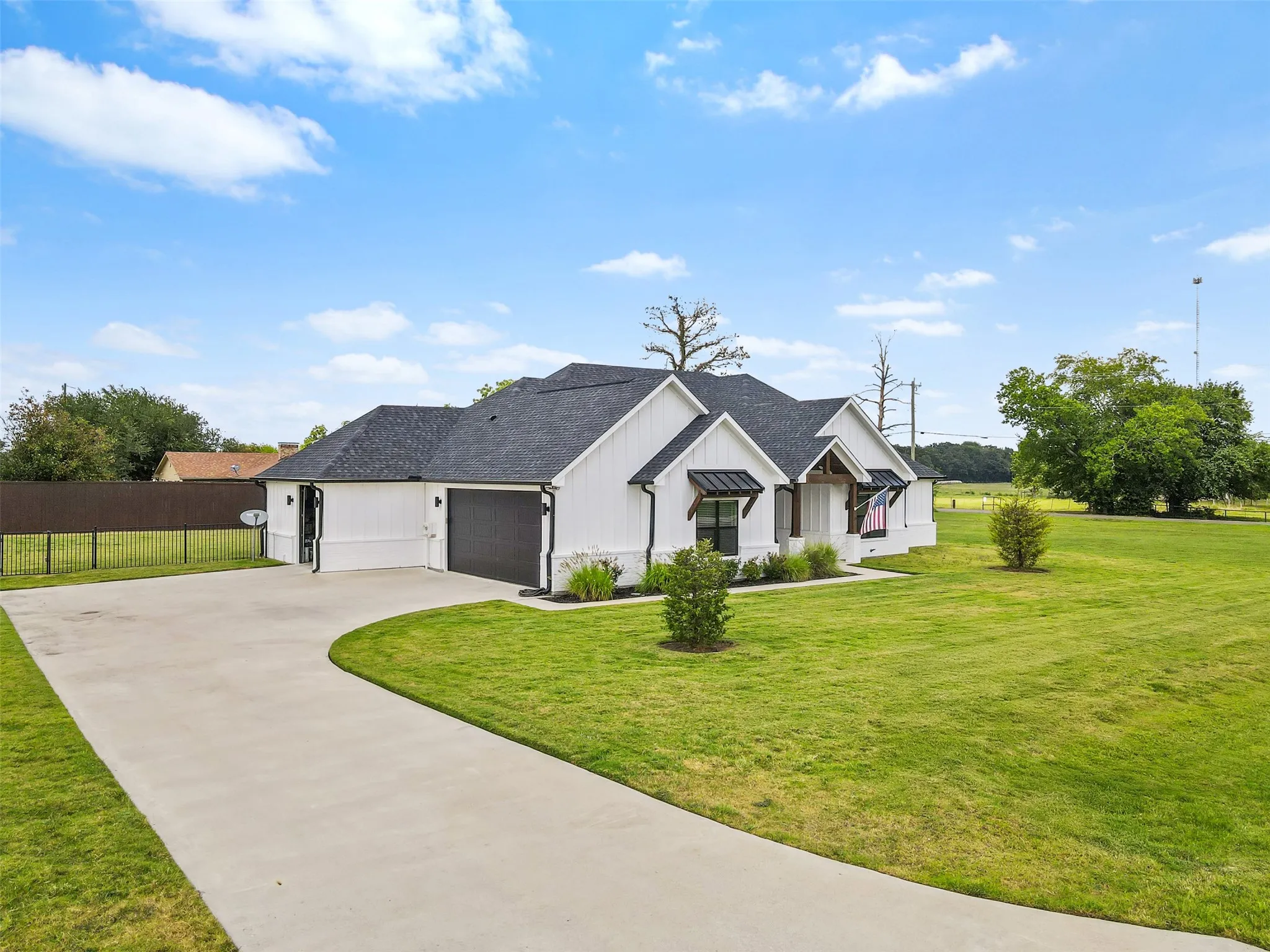 Single Family Residence For Sale in Hopkins County , 11 Nicklaus Drive, Sulphur Springs, Texas 75482, 3 Bedroom, 3 Bathroom, 2 Garage spaces, 2,200 Sqft, built in 2021, Preowned, mls#21175404, Real Estate Agent in Sulphur Springs, Homes For Sale in Hopkins county, Homes For Sale in Sulphur Springs, Realtor in Sulphur Springs Texas, Real Estate Brokerage Independent Realty Texas, Luminita Cordes Realtor