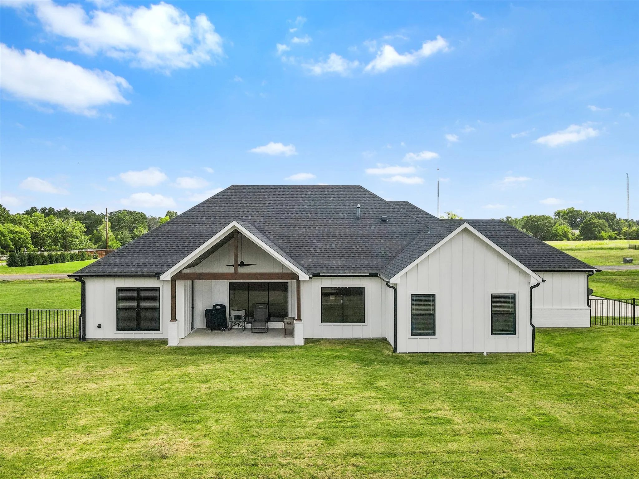 Single Family Residence For Sale in Hopkins County , 11 Nicklaus Drive, Sulphur Springs, Texas 75482, 3 Bedroom, 3 Bathroom, 2 Garage spaces, 2,200 Sqft, built in 2021, Preowned, mls#21175404, Real Estate Agent in Sulphur Springs, Homes For Sale in Hopkins county, Homes For Sale in Sulphur Springs, Realtor in Sulphur Springs Texas, Real Estate Brokerage Independent Realty Texas, Luminita Cordes Realtor