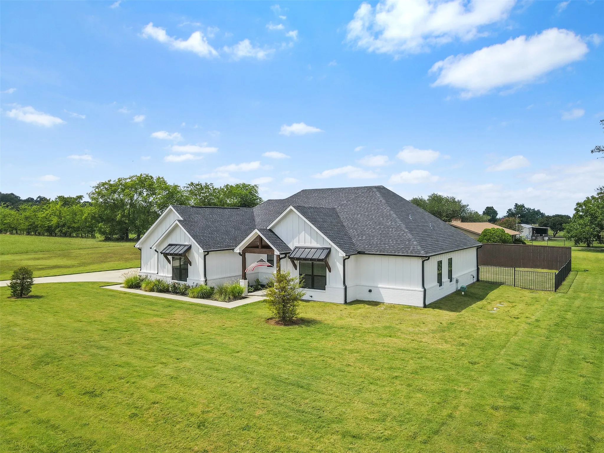 Single Family Residence For Sale in Hopkins County , 11 Nicklaus Drive, Sulphur Springs, Texas 75482, 3 Bedroom, 3 Bathroom, 2 Garage spaces, 2,200 Sqft, built in 2021, Preowned, mls#21175404, Real Estate Agent in Sulphur Springs, Homes For Sale in Hopkins county, Homes For Sale in Sulphur Springs, Realtor in Sulphur Springs Texas, Real Estate Brokerage Independent Realty Texas, Luminita Cordes Realtor