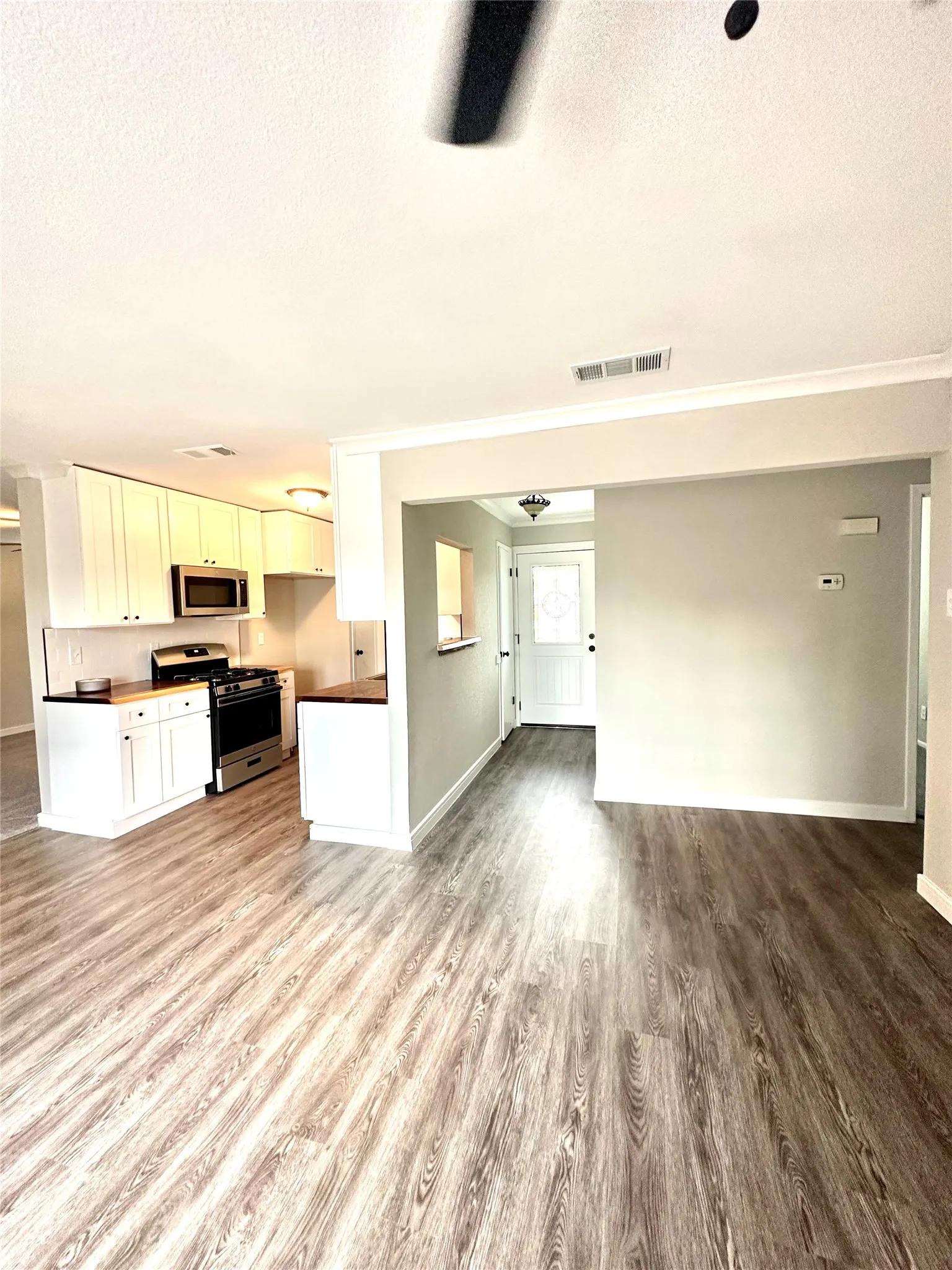 Single Family Residence For Sale in Dallas County , 1322 Shorecrest Drive, Garland, Texas 75040, 3 Bedroom, 2 Bathroom, Garage spaces, 1,172 Sqft, built in 1969, mls#21175414, Real Estate Agent in Garland, Homes For Sale in Dallas county, Homes For Sale in Garland, Realtor in Garland Texas, Real Estate Brokerage Independent Realty Texas, Luminita Cordes Realtor